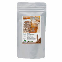 名称 有機大麦茶 原材料 有機大麦の実(島根県産) 内容量 500g(5.0g×100包) 賞味期限 製造より2年 保存方法 高温多湿、直射日光を避け保存 製造者 （有）桜江町桑茶生産組合 島根県江津市桜江町市山507-1島根県産の有機大麦の実のみで作りました！ お客様に美味しいものを召し上がっていただきたい。そういった思いから、農薬や化学肥料を使用していない畑で採れた、島根県産“大麦の実”のみを使用しています。 豊かな大地の恵みを、ご家族皆さまでお楽しみください。 大麦の実を粒のままティーパックに詰めました！ こだわりの直火焙煎 一般的な麦茶は大量生産する為、機械で温度管理をし大麦を焦がすことで味や香りをだしていますが、私たちの大麦茶は大麦本来の美味しさを引き出すために”直火焙煎”にこだわり作っています。機械でやる方法とは違い直下焙煎の場合は人が火加減を調整し、その日の気温、麦の大きさや水分量・蒸気の様子に合わせて焙煎を行います。人が温度管理をすることで大麦の実を必要以上に焦がさないので市販の麦茶と比べるとお茶の色が薄く、色が付きにくいですがコゲ臭のしない大麦本来の味と香りが感じられます。 お試しいただいた方より嬉しいお声をいただきました 『たっぷりミネラルの麦茶を飲もう』 大麦茶を飲んでみると、普段飲んでいるものと味や香りが違うのは主人や子どもにもすぐ分かったらしく「麦の香りがすごく力強い」「香ばしいね」とごくごく美味しくいただきました。暖かいのも飲んでみたのですが、冷たいのよりも香ばしさが際立って風味も良かったです♪ たっぷりミネラルの麦茶を飲もう！ こだわり麦茶は色もキレイ！よく、ティーパック麦茶を煮出すと粉がでて濁ることがありますが、大麦茶は見事に透明感のあるキレイな水色です♪それもそのはず、こちらは手間ひまのかかった直火焙煎。美味しくないわけがない！味もまろやかな香ばしさがあり何杯でも飲めそう〜。今年はこの身体に優しい大麦茶で夏を乗り切りましょう！ 美味しい【大麦茶】の入れ方 水道水の場合、カルキ抜きをする カルキ抜きがおわった水をヤカンにいれる ヤカンにティーパックを入れ、弱火でゆっくり煮出す 4〜5分を目安に火を止める 粗熱がとれたら冷蔵庫で冷やしてお召し上がりください。 ※味が薄いと感じた方は、しばらくそのまま蒸らしてください。※入れた後は、できるだけ早めにお召し上がりくださいませ。※1Lにつき1包を目安にお入れください。 お試しいただいたお客様より、一旦沸騰させたお湯にティーパックを入れ、火を止めたまましばらく蒸らし（目安：約30分）ても美味しかった！というお声をいただきました^^。ぜひお試しください☆ 大麦に含まれる成分 大麦には、食物繊維、カルシウム、ビタミンB1等のミネラルが豊富に含まれており、様々な効能があると言われております。特に食物繊維については、精白米の17倍、繊維の宝庫と言われているさつまいもと比較しても4倍も多く含まれています。大麦には、水に溶けない「不溶性食物繊維」と水に溶ける「水溶性食物繊維」がバランスよく含まれており、不溶性食物繊維は「便通改善効果」に水溶性食物繊維は「血中コレステロール値の抑制作用」や「血糖値上昇抑制作用」があると言われています。近年、TVや雑誌等のメディアでも取り上げられる事が多く、「ダイエット効果」や「美容効果」があることも紹介されています。 アレンジレシピ 大麦茶・レモンスライストッピング 煮だした大麦茶の粗熱をとって、そのまま冷やしてお召し上がりになる方が多いと思いますが、レモンスライスを浮かべるだけで爽やかな風味が一段とアップ☆ほかにもインスタントコーヒーを小さじ1/4いれたコーヒー風味大麦茶や、梅酒をいれたり、梅シソ（大葉10枚程度＋梅干し一個をトッピング）、はたまたはちみつ大さじ1に天然あら塩ひとつまみ、、、など、皆様自由にアレンジして楽しんでいらっしゃいます♪ 畑作りから有機にこだわって、余計な添加物を一切使わず仕上げました！大容量100包入った“有機大麦茶”で、この夏ご家族みんな元気いっぱいにのりきりましょう！！