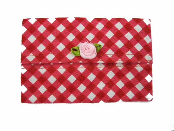 ミニティッシュケース(約6cm×9cm)赤チェックにピンクバラ柄　入園　入学　幼稚園　保育園　小学校