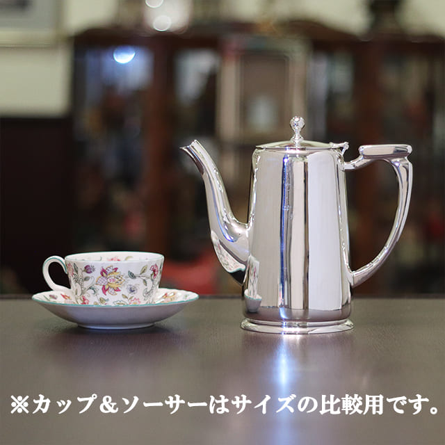 業務用のコーヒーポットです。 ボディに擦り跡がある為、価格面で考慮しています。 【仕様】 　メーカー：harrods（ハロッズ） 　年代　　：1900年代 　改装国　：日本 【サイズ】 　コーヒーポット：幅約210mm×高さ約200mm　容量約650cc ⇒ 他のHarrodsの商品も見る このような形でヘコみ等の修理、再メッキ加工をしております。 ｛ハンドハンマリング｝ &nbsp;ヘコんだ箇所の修理をする作業です。 ｛再メッキ加工｝ &nbsp;銀タンクに浸漬し、銀メッキ加工を施します。業務用のコーヒーポットです。 ボディに擦り跡がある為、価格面で考慮しています。 【仕様】 　メーカー：harrods（ハロッズ） 　年代　　：1900年代 　改装国　：日本 【サイズ】 　コーヒーポット：幅約210mm×高さ約200mm　容量約650cc アンティークシルバーウェアの在庫について ロンドンティールームで扱うアンティークは全て一点商品です。 商品は各オンラインショップ・実店舗と在庫を共有しているため、在庫有りと表示されていてもご注文のタイミングにより、売切れとなる場合がございます。 その場合はメールにてご連絡致しますので、予めご理解・ご了承のほど宜しくお願い申し上げます。 ロンドンティールームは1983年のオープン以来、本格的な英国流の紅茶と、英国の雰囲気を味わえる店として大阪・北区にて営業しており、日本紅茶協会認定の「おいしい紅茶の店」に1988年の制度開始以来今日まで認定更新を続けております。 堅苦しいようで本当は自由な、「美味しい紅茶を美味しく飲む」英国人の流儀で味わう紅茶を、是非お試し下さい。