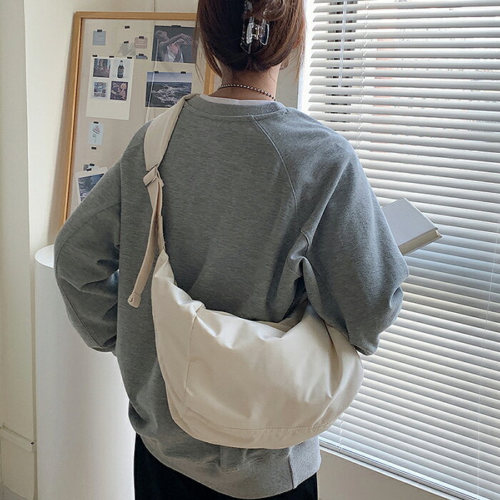 【5日限定10％OFFクーポン】ショルダーバッグ レディース メンズ 男女兼用 ワンショルダー 斜め掛け 肩掛け ボディバッグ レディース 斜め掛けバッグ 大容量収納 旅行バッグ 高校生 通勤 通学 バナナショルダー 斜めがけ 大きめ マザーバッグ 女の子 軽量 スタイリッシュ long-lifeservice-10004403 modanic サンプル画像2