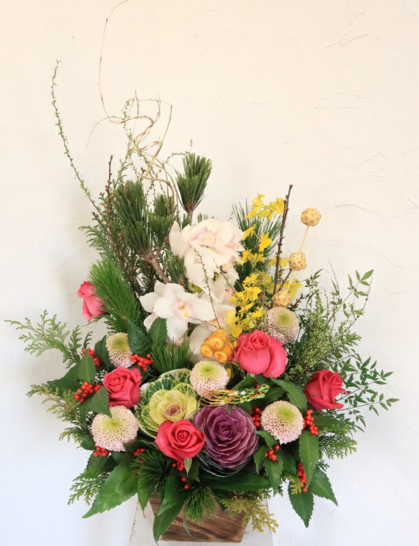 送料無料！お正月用アレンジ　豪華！ピンクバラと紅白葉牡丹　迎春アレンジ　正月飾り　年越し特集　正月　花　生花　縁起がいい