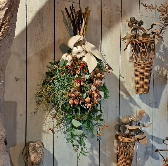 送料無料＆期間限定12月1日～15日までお届け指定可　X’mas スワッグ　白リボン　クリスマス　壁掛け　生花　ドライフラワー　花束　（北海道・東北地方・沖縄県は配送不可）