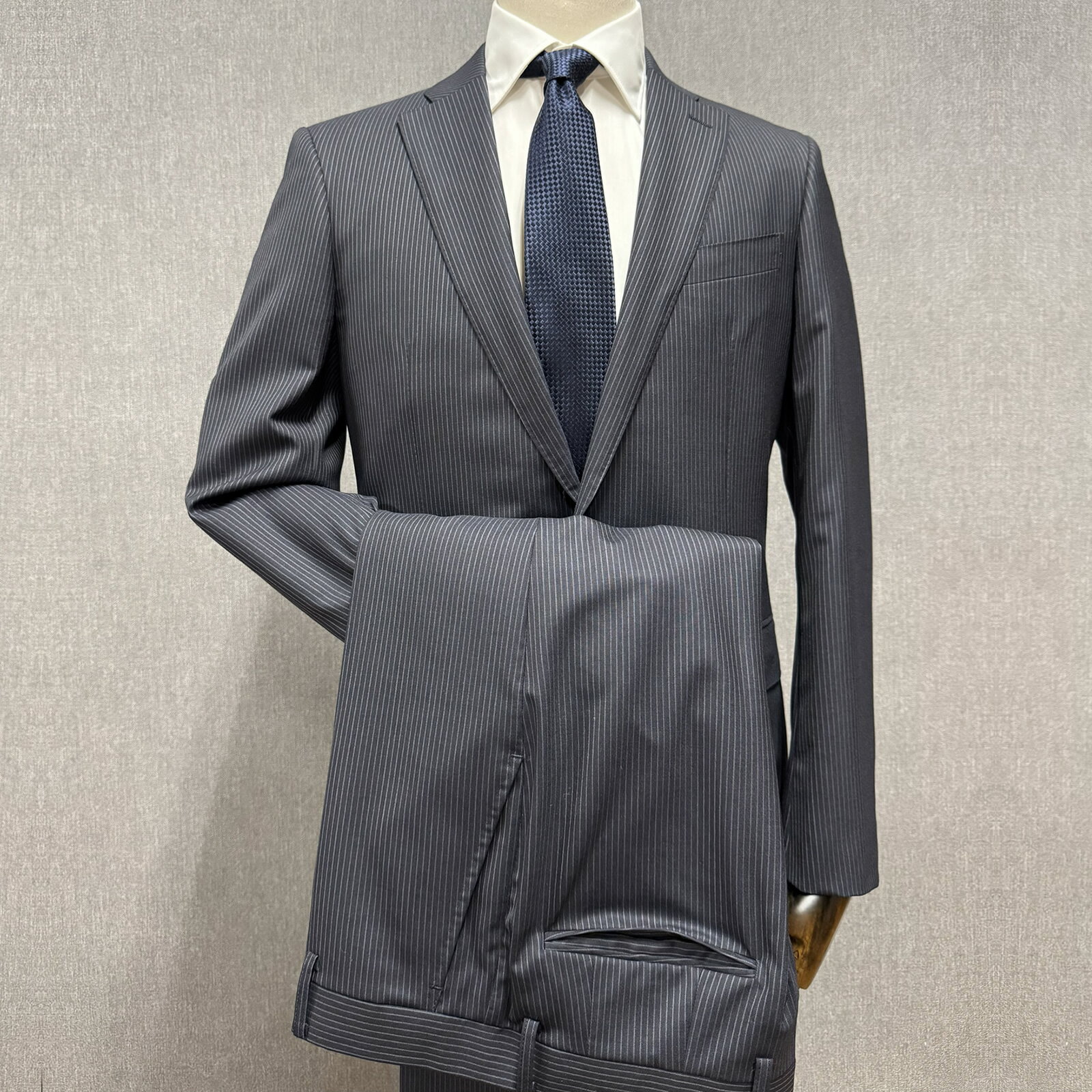 【楽天スーパーSALE特価50％OFF】【現品限り】ブルーステッチスーツ ダークブルー（ストライプ） 48R