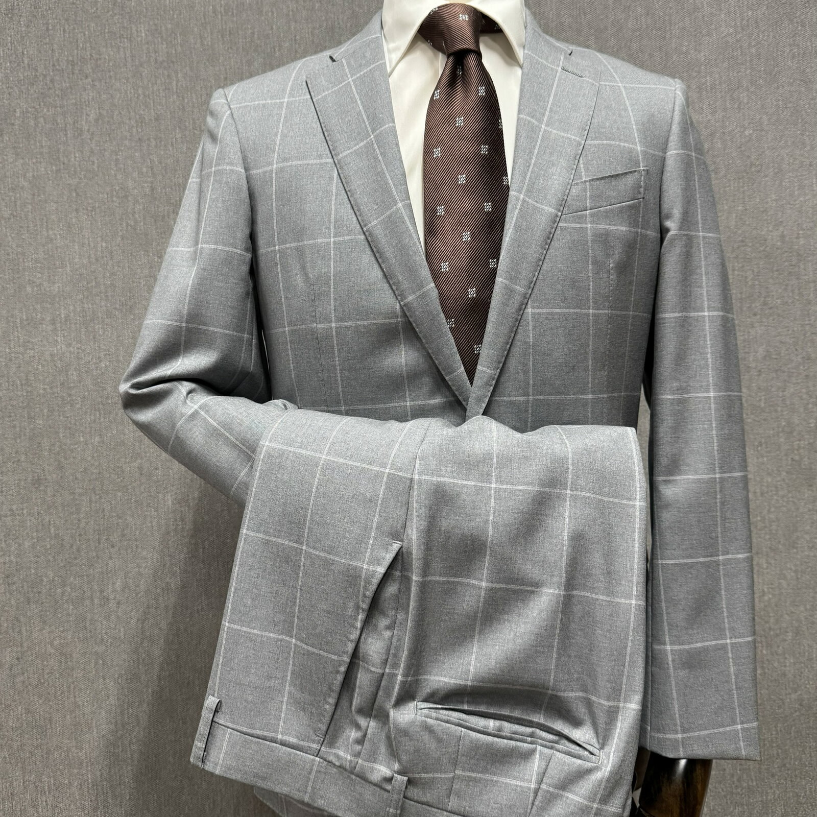 【現品限り】ブルーステッチスーツ グレー(ウインドーぺン) 48R