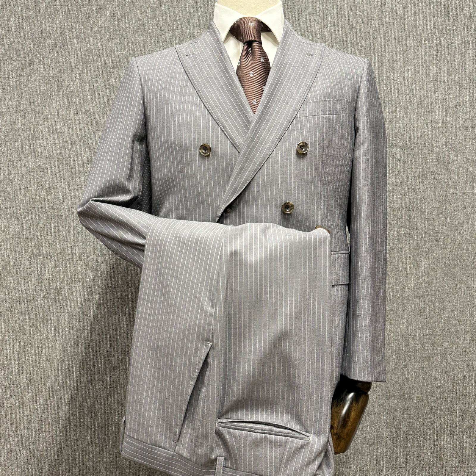 【楽天スーパーSALE特価50％OFF】【現品限り】ブルーステッチダブルスーツ グレー（ストライプ）44C