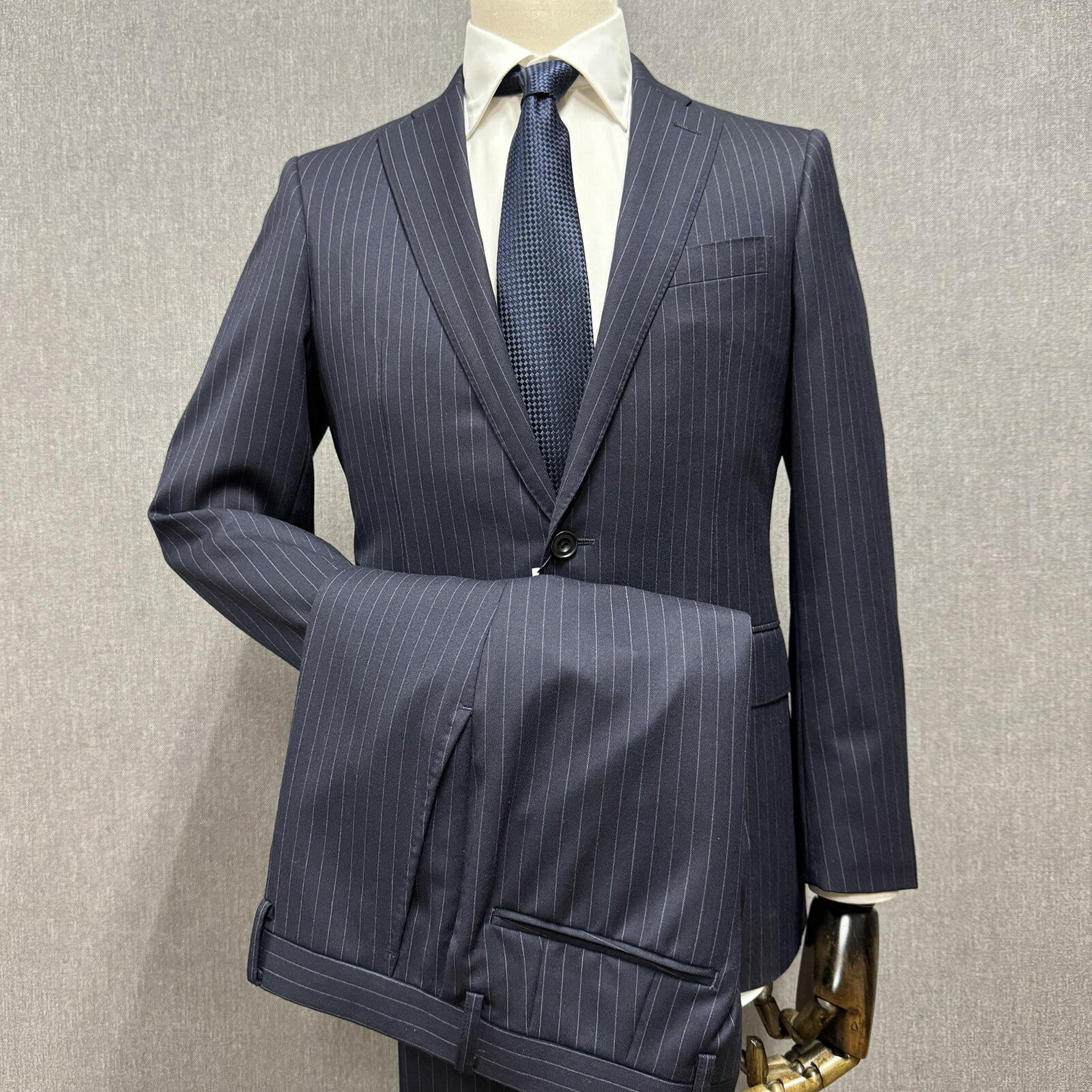 【現品限り】ニュークラシックスーツ ブラック（ストライプ）A4