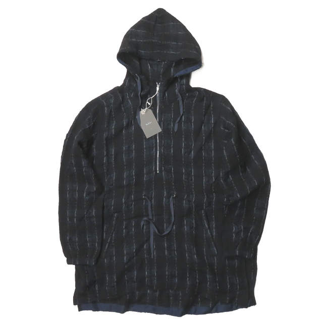 bukhtの 日本製 CHECK LONG ANORAK(B-92608)です。縦糸にキュプラ横糸にウールを使用し製作したbukhtオリジナルファブリックを採用。 キュプラ独特のしなやかさと優雅な光沢をウールで適度に抑えながらも、ウール特有のボリュームにより柔らかく軽さのある膨らみを独自の立体感で演出した逸品。 フードと裾は切りっぱなしのデザインで、切りっぱなしの裏部分に、ネイビーのテープが施され、時折裏地から顔を覗かせるテープがアクセントになっています。 また両サイドにデザインされた、深めのスリットが印象的で、インナーに着用して頂くアイテムによって、様々な表情で楽しませてくれます。 秋冬シーズンにはインナー使いが出来、春先には軽いアウター代わりにもなる、ユーティリティな1着です。 ●bukht/ブフト bukhtとは良質なラクダの事を指し、人々の暮らしの中で役立つ存在を意味し、日々の暮らしにちょっとしたクリエイティブを提案しています。 さまざまなカルチャーや、民族、出来事などに刺激を受け、良質なアイディア提供しています。 参考定価：39,600円 型番：B-92608 サイズ：1(M) 肩幅48cm 身幅61cm 袖丈64cm 着丈前77cm 後84.5cm カラー：ネイビー 素材：毛55％ キュプラ45％ 付属品：タグ 状態備考：あくまで新古品ですので、保管の際の擦れなどはご了承ください。 【コンディションランク:S】 S 新品同様の商品(タグ付,袋付きなど) A 目立つ使用感、キズ、汚れが無い物 B 多少の使用感が見られるもの、 一般的USED品レベル。 C 使用感があるもの D 目立つ使用感、キズ、汚れがある物 E 使用に支障があるダメージがある物 →他のbukhtを探すお買物ガイド ※お買物ガイドおよびご利用規約は、ご注文前に必ずお読みください。 【ご注文キャンセル例外事項】 本商品はご注文タイミングやご注文内容によっては。購入履歴からのご注文キャンセル、修正を受け付けることができない場合がございます。 【ユーズド品】 Loopで取扱っている商品は一部を除いてUSED品となります。 USED品にご理解のあるお客様のご利用をお願いいたします。 →ご返品規約について 【カラー】 ディスプレイの表示カラーにご注意ください。 ディスプレイの設定や表示により実際の色味と異なる場合がございます。 →商品状態について 【素材について】 素材は商品の品質表示タグに記載された表示を記載しています。 品質表示タグがついていない物ー(ハイフン)、その他判別不可能時も同様に記載しております。 【サイズ表記について】 品質表示・タグにサイズ記載があるものに関しては同じように記載。 サイズ表記が無い物に関してはLoop独自の計測（S程度等）で記載致します。 実寸もLoop独自の計測により表記しています。多少のズレがある事がございますのでご了承下さい。 →サイズ 計測箇所 【お支払い・配送】 配送,お支払い,ご返品について購入前に必ずご確認の上お求め下さい。 →配送,お支払い,返品について詳しく。（日本語）　　　 →Shipping and Delivery（英語） 掲載商品は全て店頭,および別WEB店舗での同時販売を行っております。 ご購入タイミングにより販売済みの場合がございます。 【お届けについて】 正午12時までにご注文完了の場合、ご注文日当日の発送が可能です。 配送日のご指定がなければ最短で ご注文より1～2日後に発送いたします。(※Japan only service.) ※銀行振込・郵便振替・コンビニ決済でお支払いの場合は、ご入金確認後の発送となります。 【メールが届かない場合】 @shop.rakuten.co.jp / loop-online@shop.rakuten.co.jpを受信できますよう設定のご確認をお願い致します。 【お問合せ】 ご不明な点や直接お電話でのご注文も承っております。 TEL：06－6225－8172 　※受付時間：12：00～19：00 MAIL：info@loop-osaka.net Please do not ask on the telephon except Japanese. Please ask only E-mail. → info@loop-osaka.net