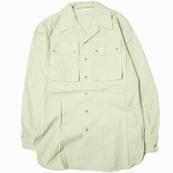 LEMAIREの22SS MILITARY SHIRT(M221 SH190 LF699)です。1990年、Christophe Lemaire（クリストフ・ルメール）がパリにて 自身のブランドとして設立したブランド。 オーバーシルエットのミリタリーシャツ。 コンバーチブルカラー、ユーティリティポケット、裾のスリット、カッティング等、緻密にデザインバランスの取られた一枚。 柔らかく軽やかなコットンギャバジン素材を製品染めし、奥行きある仕上がりに。 ライトアウターとしても着用頂けます。 参考定価：69,000円 型番：M221 SH190 LF699 サイズ：46 肩幅50.5cm 身幅57cm 袖丈63.5cm 着丈前83cm 後86cm カラー：OVERCAST GREY 素材：綿100% 付属品：タグ 状態備考：あくまで新古品ですので、保管の際の擦れなどはご了承ください。 【コンディションランク:S】 S 新品同様の商品(タグ付,袋付きなど) A 目立つ使用感、キズ、汚れが無い物 B 多少の使用感が見られるもの、 一般的USED品レベル。 C 使用感があるもの D 目立つ使用感、キズ、汚れがある物 E 使用に支障があるダメージがある物 →他のLEMAIREを探すお買物ガイド ※お買物ガイドおよびご利用規約は、ご注文前に必ずお読みください。 【ご注文キャンセル例外事項】 本商品はご注文タイミングやご注文内容によっては。購入履歴からのご注文キャンセル、修正を受け付けることができない場合がございます。 【ユーズド品】 Loopで取扱っている商品は一部を除いてUSED品となります。 USED品にご理解のあるお客様のご利用をお願いいたします。 →ご返品規約について 【カラー】 ディスプレイの表示カラーにご注意ください。 ディスプレイの設定や表示により実際の色味と異なる場合がございます。 →商品状態について 【素材について】 素材は商品の品質表示タグに記載された表示を記載しています。 品質表示タグがついていない物ー(ハイフン)、その他判別不可能時も同様に記載しております。 【サイズ表記について】 品質表示・タグにサイズ記載があるものに関しては同じように記載。 サイズ表記が無い物に関してはLoop独自の計測（S程度等）で記載致します。 実寸もLoop独自の計測により表記しています。多少のズレがある事がございますのでご了承下さい。 →サイズ 計測箇所 【お支払い・配送】 配送,お支払い,ご返品について購入前に必ずご確認の上お求め下さい。 →配送,お支払い,返品について詳しく。（日本語）　　　 →Shipping and Delivery（英語） 掲載商品は全て店頭,および別WEB店舗での同時販売を行っております。 ご購入タイミングにより販売済みの場合がございます。 【お届けについて】 正午12時までにご注文完了の場合、ご注文日当日の発送が可能です。 配送日のご指定がなければ最短で ご注文より1～2日後に発送いたします。(※Japan only service.) ※銀行振込・郵便振替・コンビニ決済でお支払いの場合は、ご入金確認後の発送となります。 【メールが届かない場合】 @shop.rakuten.co.jp / loop-online@shop.rakuten.co.jpを受信できますよう設定のご確認をお願い致します。 【お問合せ】 ご不明な点や直接お電話でのご注文も承っております。 TEL：06－6225－8172 　※受付時間：12：00～19：00 MAIL：info@loop-osaka.net Please do not ask on the telephon except Japanese. Please ask only E-mail. → info@loop-osaka.net