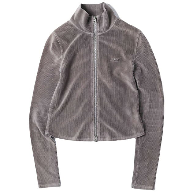 KITH NYCの25AW Women Ina Track Zip(25070061000830)です。アメリカ・ニューヨークに拠点に置くスニーカーのセレクトショップ＆ファッションブランド「KITH NYC」。 本作は細畝のベロアコーデュロイ素材で仕上げたトラックジャケット。 フロントはダブルジップ仕様、胸元にはロゴ刺繍入り。 国内品質タグ付き。((株)ベイクルーズ) 型番：25070061000830 サイズ：XS 肩幅34cm 身幅35cm 袖丈61.5cm 着丈48cm カラー：Hematite 素材：本体 コットン65% ポリエステル32% ポリウレタン3% 刺繍 ポリエステル100% 状態備考：多少の小傷や薄汚れ有り。 【コンディションランク:B】 S 新品同様の商品(タグ付,袋付きなど) A 目立つ使用感、キズ、汚れが無い物 B 多少の使用感が見られるもの、 一般的USED品レベル。 C 使用感があるもの D 目立つ使用感、キズ、汚れがある物 E 使用に支障があるダメージがある物 →他のKITH NYCを探すお買物ガイド ※お買物ガイドおよびご利用規約は、ご注文前に必ずお読みください。 【ご注文キャンセル例外事項】 本商品はご注文タイミングやご注文内容によっては。購入履歴からのご注文キャンセル、修正を受け付けることができない場合がございます。 【ユーズド品】 Loopで取扱っている商品は一部を除いてUSED品となります。 USED品にご理解のあるお客様のご利用をお願いいたします。 →ご返品規約について 【カラー】 ディスプレイの表示カラーにご注意ください。 ディスプレイの設定や表示により実際の色味と異なる場合がございます。 →商品状態について 【素材について】 素材は商品の品質表示タグに記載された表示を記載しています。 品質表示タグがついていない物ー(ハイフン)、その他判別不可能時も同様に記載しております。 【サイズ表記について】 品質表示・タグにサイズ記載があるものに関しては同じように記載。 サイズ表記が無い物に関してはLoop独自の計測（S程度等）で記載致します。 実寸もLoop独自の計測により表記しています。多少のズレがある事がございますのでご了承下さい。 →サイズ 計測箇所 【お支払い・配送】 配送,お支払い,ご返品について購入前に必ずご確認の上お求め下さい。 →配送,お支払い,返品について詳しく。（日本語）　　　 →Shipping and Delivery（英語） 掲載商品は全て店頭,および別WEB店舗での同時販売を行っております。 ご購入タイミングにより販売済みの場合がございます。 【お届けについて】 正午12時までにご注文完了の場合、ご注文日当日の発送が可能です。 配送日のご指定がなければ最短で ご注文より1～2日後に発送いたします。(※Japan only service.) ※銀行振込・郵便振替・コンビニ決済でお支払いの場合は、ご入金確認後の発送となります。 【メールが届かない場合】 @shop.rakuten.co.jp / loop-online@shop.rakuten.co.jpを受信できますよう設定のご確認をお願い致します。 【お問合せ】 ご不明な点や直接お電話でのご注文も承っております。 TEL：06－6225－8172 　※受付時間：12：00～19：00 MAIL：info@loop-osaka.net Please do not ask on the telephon except Japanese. Please ask only E-mail. → info@loop-osaka.net
