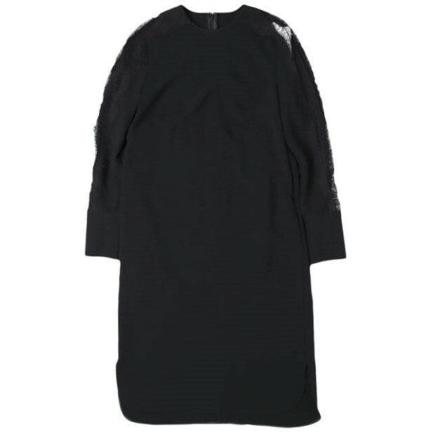 BEIGE,の AMELOT サックドレス(OPCWSW0310)です。AMELOT（アムロ）繊細で優美なレースが際立つ柔らかなラインのサックドレス。 ■デザイン ネックラインから肩、カフスまでを繊細なリバーレースで切り替えたサックドレス。ストレートなシルエットと、シャツテイルが全体をすっきりと見せ、繊細なレースを際立たせます。 ■素材 トリアセテートとポリエステル素材のしなやかなドレープ感と柔らかさのある素材。ナチュラルストレッチで着心地が良く、デイリーからオフィス、オケージョンなど幅広いシーンで着られます。こちらはSARAH (OPCWCS0613)と同じ素材とデザインとなります。 ●BEIGE,（ベイジ,） オンワード樫山が2012年春夏に始動したウィメンズブランド。 染色や仕上げなど何にも加工されていない、織られたままの生成り布や生機に着想。 大人の女性に向けて、着る人の個性を引き立てるシンプルなコレクションを提案する。 参考定価：52,800円 型番：OPCWSW0310 サイズ：2(S) 肩幅37cm 身幅46cm 袖丈58cm 着丈104cm カラー：BLACK 素材：本体 トリアセテート70% ポリエステル30% レース部分 綿51% ナイロン49% 付属品：タグ 状態備考：あくまで新古品ですので、保管の際の擦れなどはご了承ください。 【コンディションランク:S】 S 新品同様の商品(タグ付,袋付きなど) A 目立つ使用感、キズ、汚れが無い物 B 多少の使用感が見られるもの、 一般的USED品レベル。 C 使用感があるもの D 目立つ使用感、キズ、汚れがある物 E 使用に支障があるダメージがある物 →他のBEIGE,を探すお買物ガイド ※お買物ガイドおよびご利用規約は、ご注文前に必ずお読みください。 【ご注文キャンセル例外事項】 本商品はご注文タイミングやご注文内容によっては。購入履歴からのご注文キャンセル、修正を受け付けることができない場合がございます。 【ユーズド品】 Loopで取扱っている商品は一部を除いてUSED品となります。 USED品にご理解のあるお客様のご利用をお願いいたします。 →ご返品規約について 【カラー】 ディスプレイの表示カラーにご注意ください。 ディスプレイの設定や表示により実際の色味と異なる場合がございます。 →商品状態について 【素材について】 素材は商品の品質表示タグに記載された表示を記載しています。 品質表示タグがついていない物ー(ハイフン)、その他判別不可能時も同様に記載しております。 【サイズ表記について】 品質表示・タグにサイズ記載があるものに関しては同じように記載。 サイズ表記が無い物に関してはLoop独自の計測（S程度等）で記載致します。 実寸もLoop独自の計測により表記しています。多少のズレがある事がございますのでご了承下さい。 →サイズ 計測箇所 【お支払い・配送】 配送,お支払い,ご返品について購入前に必ずご確認の上お求め下さい。 →配送,お支払い,返品について詳しく。（日本語）　　　 →Shipping and Delivery（英語） 掲載商品は全て店頭,および別WEB店舗での同時販売を行っております。 ご購入タイミングにより販売済みの場合がございます。 【お届けについて】 正午12時までにご注文完了の場合、ご注文日当日の発送が可能です。 配送日のご指定がなければ最短で ご注文より1～2日後に発送いたします。(※Japan only service.) ※銀行振込・郵便振替・コンビニ決済でお支払いの場合は、ご入金確認後の発送となります。 【メールが届かない場合】 @shop.rakuten.co.jp / loop-online@shop.rakuten.co.jpを受信できますよう設定のご確認をお願い致します。 【お問合せ】 ご不明な点や直接お電話でのご注文も承っております。 TEL：06－6225－8172 　※受付時間：12：00～19：00 MAIL：info@loop-osaka.net Please do not ask on the telephon except Japanese. Please ask only E-mail. → info@loop-osaka.net