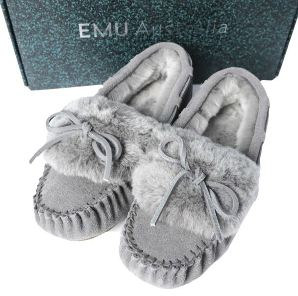 EMU Australiaの AMITY CUFF FROST(W12016)です。オーストラリアの老舗ブランド「EMU Australia」。 本作は毎シーズン大人気のモカシンシューズ「AMITY」。 アッパー素材は牛革で上品さが醸し出され、ライニングにはオーストラリア産シープスキンを採用し、防臭効果が高く通気性も良いためシューズ内は湿気を抑えさらりとした履き心地を実現。 クッション性、高いグリップ力のアウトソールで、足元を温かく保ちつつスニーカーのような快適さを保ちながら履いていただけます。 秋冬の足元を華やかに彩る一足をお楽しみください。 参考定価：16,500円 型番：W12016 サイズ：US5(22cm) アウトソール23.5cm最大幅8cm カラー：CHARCOAL 素材：アッパー：スエード ライニング：シープスキン 付属品：靴箱、タグ 状態備考：あくまで新古品ですので、保管の際の擦れなどはご了承ください。 【コンディションランク:S】 S 新品同様の商品(タグ付,袋付きなど) A 目立つ使用感、キズ、汚れが無い物 B 多少の使用感が見られるもの、 一般的USED品レベル。 C 使用感があるもの D 目立つ使用感、キズ、汚れがある物 E 使用に支障があるダメージがある物 →他のEMU Australiaを探すお買物ガイド ※お買物ガイドおよびご利用規約は、ご注文前に必ずお読みください。 【ご注文キャンセル例外事項】 本商品はご注文タイミングやご注文内容によっては。購入履歴からのご注文キャンセル、修正を受け付けることができない場合がございます。 【ユーズド品】 Loopで取扱っている商品は一部を除いてUSED品となります。 USED品にご理解のあるお客様のご利用をお願いいたします。 →ご返品規約について 【カラー】 ディスプレイの表示カラーにご注意ください。 ディスプレイの設定や表示により実際の色味と異なる場合がございます。 →商品状態について 【素材について】 素材は商品の品質表示タグに記載された表示を記載しています。 品質表示タグがついていない物ー(ハイフン)、その他判別不可能時も同様に記載しております。 【サイズ表記について】 品質表示・タグにサイズ記載があるものに関しては同じように記載。 サイズ表記が無い物に関してはLoop独自の計測（S程度等）で記載致します。 実寸もLoop独自の計測により表記しています。多少のズレがある事がございますのでご了承下さい。 →サイズ 計測箇所 【お支払い・配送】 配送,お支払い,ご返品について購入前に必ずご確認の上お求め下さい。 →配送,お支払い,返品について詳しく。（日本語）　　　 →Shipping and Delivery（英語） 掲載商品は全て店頭,および別WEB店舗での同時販売を行っております。 ご購入タイミングにより販売済みの場合がございます。 【お届けについて】 正午12時までにご注文完了の場合、ご注文日当日の発送が可能です。 配送日のご指定がなければ最短で ご注文より1～2日後に発送いたします。(※Japan only service.) ※銀行振込・郵便振替・コンビニ決済でお支払いの場合は、ご入金確認後の発送となります。 【メールが届かない場合】 @shop.rakuten.co.jp / loop-online@shop.rakuten.co.jpを受信できますよう設定のご確認をお願い致します。 【お問合せ】 ご不明な点や直接お電話でのご注文も承っております。 TEL：06－6225－8172 　※受付時間：12：00～19：00 MAIL：info@loop-osaka.net Please do not ask on the telephon except Japanese. Please ask only E-mail. → info@loop-osaka.net