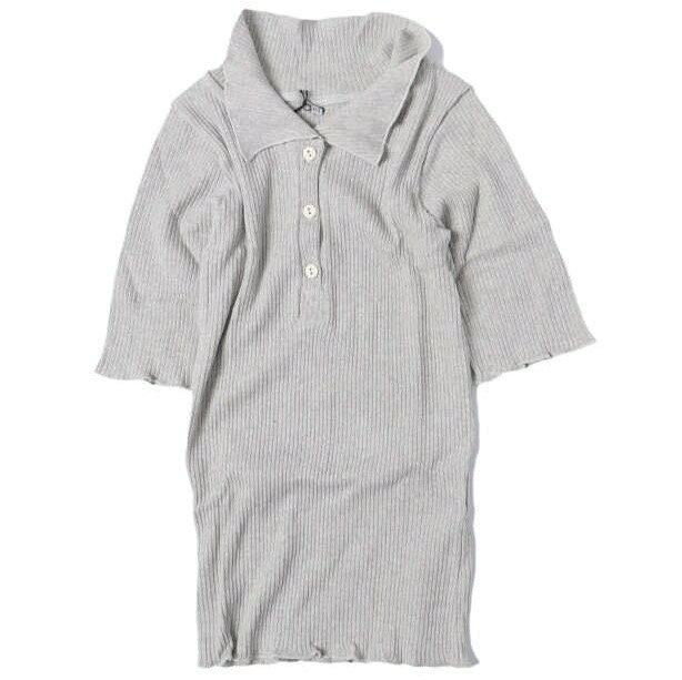 BASERANGEの25AW DUAL POLO - RECYCLED COTTON RIB(TTDP-RCR-WI25)です。動きやすさ、着心地のよさ、そして派手でなく一切無駄のないデザイン。着ていることすら意識させないアパレルやアンダーウェアこそが、Baserangeのコレクションです。 本作は柔らかいコットン素材を使用し、伸びの良いリブ編みで仕立てたニットポロ。 フィット感がありながらも、やや長めの着丈をクシュっとブラウジングさせることでボディラインが目立ちすぎず、抜け感を演出できるのが魅力。 二の腕をカバーする長めの袖丈も嬉しいポイントです。 参考定価：25,960円 型番：TTDP-RCR-WI25 サイズ：S 肩幅29cm 身幅30cm 袖丈25cm 着丈54cm カラー：GREY MELANGE 素材：オーガニックコットン50% リサイクルコットン50% 付属品：タグ 状態備考：あくまで新古品ですので、保管の際の擦れなどはご了承ください。 【コンディションランク:S】 S 新品同様の商品(タグ付,袋付きなど) A 目立つ使用感、キズ、汚れが無い物 B 多少の使用感が見られるもの、 一般的USED品レベル。 C 使用感があるもの D 目立つ使用感、キズ、汚れがある物 E 使用に支障があるダメージがある物 →他のBASERANGEを探すお買物ガイド ※お買物ガイドおよびご利用規約は、ご注文前に必ずお読みください。 【ご注文キャンセル例外事項】 本商品はご注文タイミングやご注文内容によっては。購入履歴からのご注文キャンセル、修正を受け付けることができない場合がございます。 【ユーズド品】 Loopで取扱っている商品は一部を除いてUSED品となります。 USED品にご理解のあるお客様のご利用をお願いいたします。 →ご返品規約について 【カラー】 ディスプレイの表示カラーにご注意ください。 ディスプレイの設定や表示により実際の色味と異なる場合がございます。 →商品状態について 【素材について】 素材は商品の品質表示タグに記載された表示を記載しています。 品質表示タグがついていない物ー(ハイフン)、その他判別不可能時も同様に記載しております。 【サイズ表記について】 品質表示・タグにサイズ記載があるものに関しては同じように記載。 サイズ表記が無い物に関してはLoop独自の計測（S程度等）で記載致します。 実寸もLoop独自の計測により表記しています。多少のズレがある事がございますのでご了承下さい。 →サイズ 計測箇所 【お支払い・配送】 配送,お支払い,ご返品について購入前に必ずご確認の上お求め下さい。 →配送,お支払い,返品について詳しく。（日本語）　　　 →Shipping and Delivery（英語） 掲載商品は全て店頭,および別WEB店舗での同時販売を行っております。 ご購入タイミングにより販売済みの場合がございます。 【お届けについて】 正午12時までにご注文完了の場合、ご注文日当日の発送が可能です。 配送日のご指定がなければ最短で ご注文より1～2日後に発送いたします。(※Japan only service.) ※銀行振込・郵便振替・コンビニ決済でお支払いの場合は、ご入金確認後の発送となります。 【メールが届かない場合】 @shop.rakuten.co.jp / loop-online@shop.rakuten.co.jpを受信できますよう設定のご確認をお願い致します。 【お問合せ】 ご不明な点や直接お電話でのご注文も承っております。 TEL：06－6225－8172 　※受付時間：12：00～19：00 MAIL：info@loop-osaka.net Please do not ask on the telephon except Japanese. Please ask only E-mail. → info@loop-osaka.net