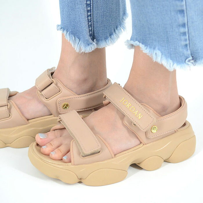 ■商品説明 NIKE WMNS JORDAN DEJA SANDAL ナイキ ウィメンズ ジョーダン デジャ サンダル レディース シューズ 散歩 ビーチ オフィス 普段履き おしゃれ デザイン 黒 厚手のレザーストラップ、分厚いラバーソールで存在感のあります。ビーチや普段使い、オフィスと様々な用途で活躍します。 ■カラー ブラウン 茶 ■原産国 ベトナム ■素材 甲：天然皮革 底：合成底 ■サイズ 22cm 23cm 24cm 25cm ■ご購入前に必ずご確認ください 当店での取扱商品の大半は海外より並行輸入の商品となります。その為、ボックスのダメージやサインペンでのマーキングがある商品、タグがついていない商品もございます。これら理由での返品・交換は受け付けておりませんのでご了承ください。プレゼントなどで靴箱等の状態を気になさるお客様は、ご注文前にお問い合わせ下さいますようお願いいたします。 ※商品の画像につきましてはお客様がご利用になられるモニターの色の違いや光の関係により実際の商品の色合いと異なる場合がございます。予めご了承ください。NIKE WMNS JORDAN DEJA SANDAL ナイキ ウィメンズ ジョーダン デジャ サンダル レディース ブラウン fn5036-200