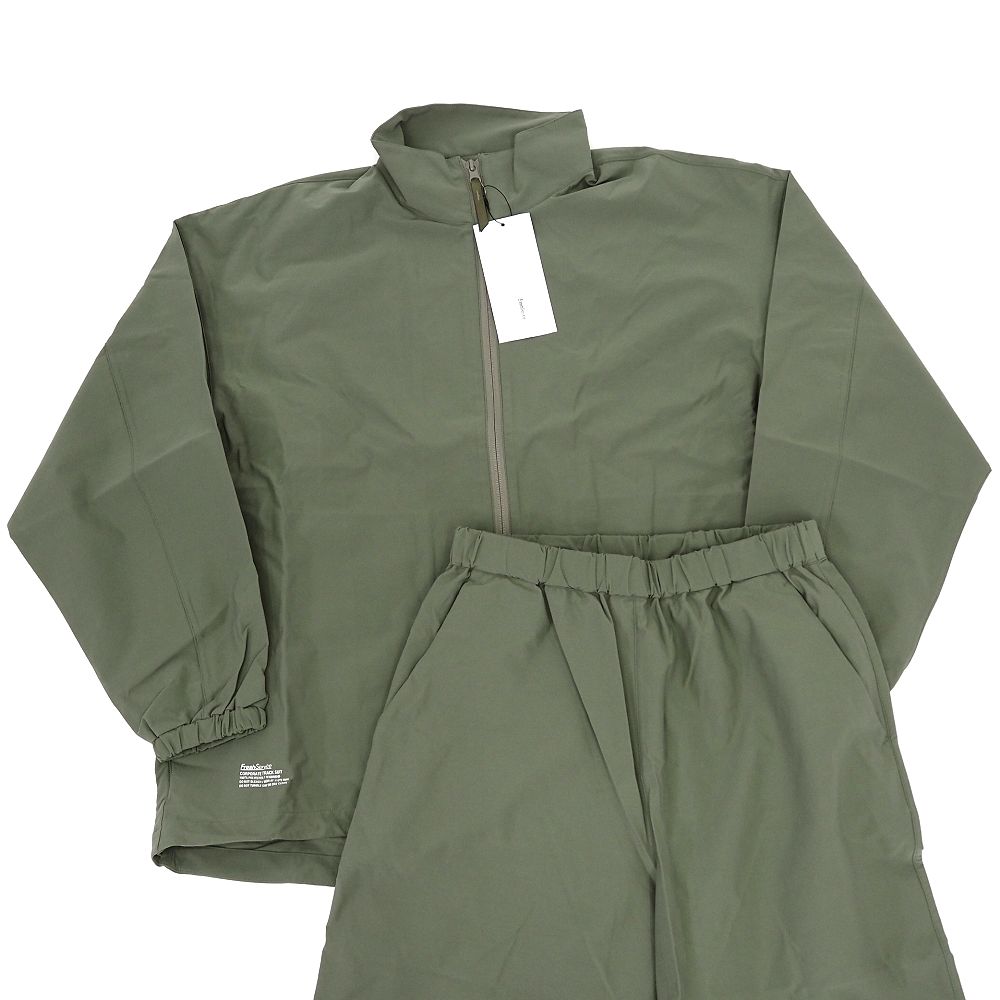 新品 25SS FreshService CORPORATE TRACK SUIT トラックスーツ 【サイズ：M】 カーキ FSC253-60082B ジャケット パンツ セットアップ フレッシュサービス メンズ 5A1/I06163/KCT09/LP/SYM/RR