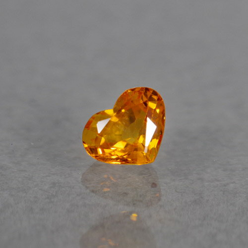 ナミビア産 マンダリンガーネット 0.47ct b-3153マンダリンガーネットは「オレンジ色のナミビア産スペサルタイト」に付けられた名前で、現在は閉山し稀少な存在です。含まれている鉄分が少ないため黒みが入らず、鮮やかなオレンジ色が特徴です。 ナミビア産 マンダリンガーネット 0.47ct b-3153マンダリンガーネットは「オレンジ色のナミビア産スペサルタイト」に付けられた名前で、現在は閉山し稀少な存在です。含まれている鉄分が少ないため黒みが入らず、鮮やかなオレンジ色が特徴です。