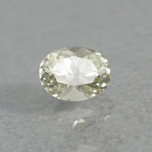 ミントグロッシュラーガーネット 0.94ct UVペン付 bf-2325ミントグロッシュラーガーネットは多くがタンザニア、メレラニ産、ケニア、バラカ産ですが、これはケニアでもカバンガ産と珍しい産地のミントグロッシュラーガーネットで独特の色合いです。