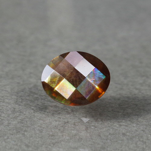 レインボーガーネット 1.77ct bss-3007 天川村産希少で人気の奈良県天川村産です,きれいに仕上がったチェッカーボードカットの面に、緑や青の虹色がきれいに浮かびます。採掘が禁止されているため、最近では入手が徐々に難しくなっています。のサムネイル