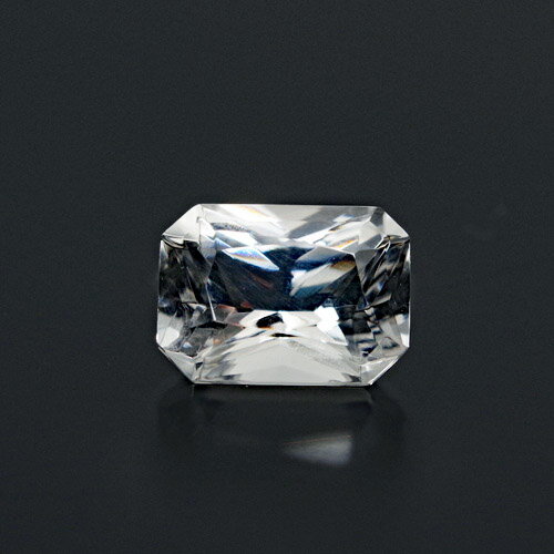 ポルサイト 3.07ct bf-2976産出量が少ない、原石が小さい、ほとんどが半透明とコレクター向きの条件がそろった鉱物で、このような3ctをこえた大きさで、透明カット石になるとレア度が上がります。レアストーン専門店大阪ウエルダー