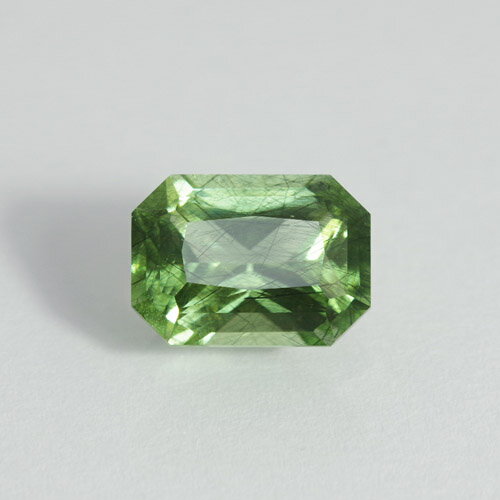 ルードヴィッヒアイトインペリドット 4.51ct bf-3217ルードヴィッヒアイトが含まれる条件は、ホウ素を含む高温高圧、ルードヴィッヒアイトが先に結晶しそれを包み込むようにペリドットが成長しなければならないと環境が特殊で、産出はパキスタンとごく限られてます。