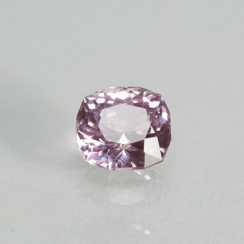 強蛍光ラベンダースピネル 1.06ct bss-3238強蛍光 人気のラベンダーカラー 透明感あふれる明るい煌めきが、見る向きによっていろいろな表情で輝きます。