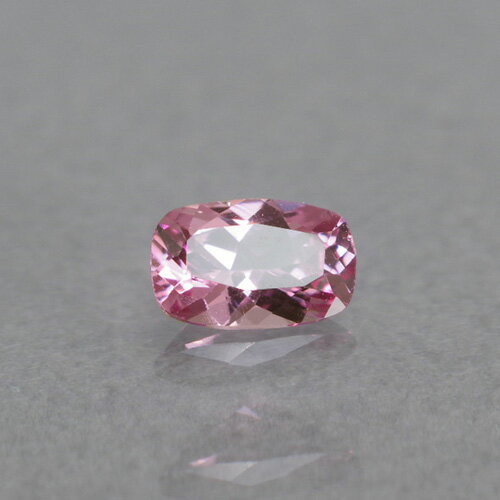 ピンクスピネル 0.49ct UVペン付 a-0014色の種類が多いスピネルの中で、特に人気のピンクです。今では赤ピンク系のルースは少なくなり、きれいなルースはとても希少になりました。レアストーン専門店大阪ウエルダー