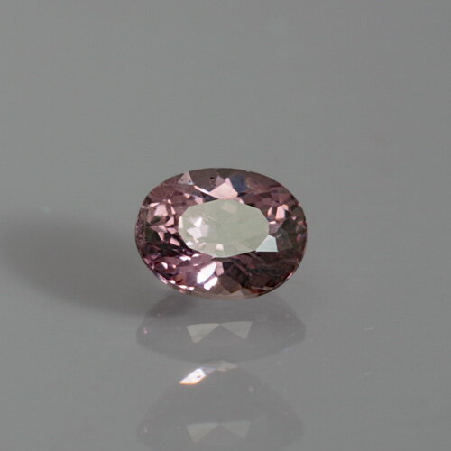 テリが良くキラキラと輝いてます！ 鉱物名 ガーネット サイズ 0.75ct 縦5.9mmx横4.7mmx高さ4.3mm 特徴 落ち着いた紫色が、赤みの光源では華かなローズ 系の赤に変化します。 産出量がかなり減っていて、現在では1ct近い大 きさのルースは希少となりました。 変色効果だけではなくそれぞれの面が光を反射し て、キラキラと力強い輝きがとてもきれいです。 内部に液体の膜と結晶が確認できます。 液体の膜がテーブル面に対して垂直に入ってます が、ほとんどわかりません。 カットは整っています。 産地 マダガスカル 品質 クオリティ ★★★☆☆ 輝き ★★★★☆ カラー ★★★☆☆ 光彩効果 ★★★☆☆ 品質表示について ご注意 写真は特に表記のもの以外に関しては鑑別用蛍光灯を使って撮影しております。 極力実物に近い画像掲載を努力しておりますが、お客様のPC環境によっては色合いに差があることもございます。 できる限り写真と商品説明で情報提供いたしておりますが、天然の宝石ですので、記載にないインクリュージョン(内包物）小さな傷等の存在やサイズ・重量・色ムラの微妙な誤差がある場合がございます。 複数のサイトでも販売しているため、タイミングによっては ご購入手続きをされても、品切れの場合があります。 何卒ご理解の上ご注文いただきますようお願い申し上げます。