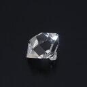 原石がダブルポイント！ 高い透明感！ 鉱物名 クオーツ サイズ 2.92ct 縦8.5mmx横10.3mmx高さ8.3mm 特徴 ニューヨーク州ハーキマー群だけで産出される水 晶で、パワーストーンとして絶大な人気がありま す。 通常のロッククリスタル（水晶）と大きく違うの はすべて無色であることと、ダブルポイントにな っていることです。 原石の状態でも高い透明感と強力な輝きを放ち、 ダイヤモンドと名付けられるように、とてもきれ いな原石です。 また小さな結晶がついて、小さいながら同じダブ ルポイントになっています。 黒色の結晶やなど見た目に影響する欠点はありま せん。 産地 アメリカ、ニューヨーク 品質 クオリティ 評価せず 輝き 評価せず カラー 評価せず 品質表示について ご注意 写真は特に表記のもの以外に関しては鑑別用蛍光灯を使って撮影しております。 極力実物に近い画像掲載を努力しておりますが、お客様のPC環境によっては色合いに差があることもございます。 できる限り写真と商品説明で情報提供いたしておりますが、天然の宝石ですので、記載にないインクリュージョン(内包物）小さな傷等の存在やサイズ・重量・色ムラの微妙な誤差がある場合がございます。 複数のサイトでも販売しているため、タイミングによっては ご購入手続きをされても、品切れの場合があります。 何卒ご理解の上ご注文いただきますようお願い申し上げます。