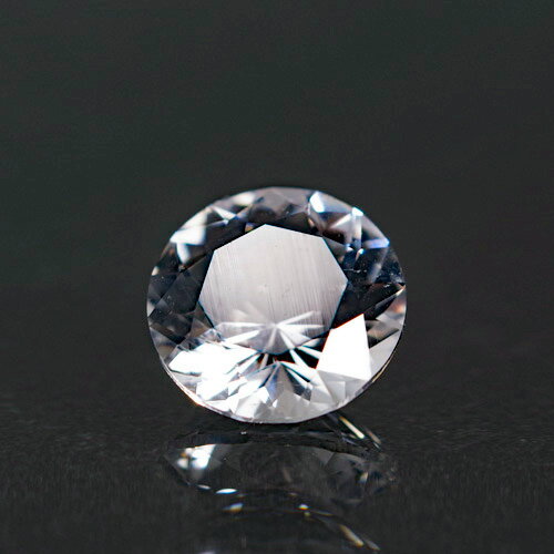 ダンブライト1.43ct bf-2535小さなファセットをたくさんつけてあることで、ミラーボールのようにいろんな方向に光を反射し、キラキラときれいです。シルバーのように輝く光で、カラーレスの石もそれぞれ輝きや見た目が違い比べると面白いです。 ダンブライト1.43ct bf-2535小さなファセットをたくさんつけてあることで、ミラーボールのようにいろんな方向に光を反射し、キラキラときれいです。シルバーのように輝く光で、カラーレスの石もそれぞれ輝きや見た目が違い比べると面白いです。