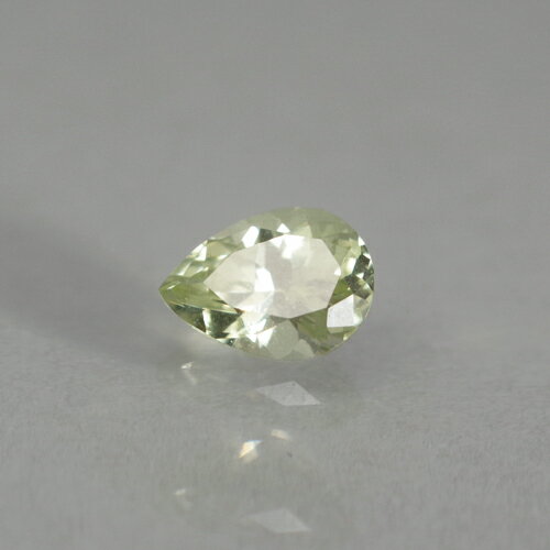 透明感が有りキラキラと輝きます！ 素材 ガーネット サイズ 0.51ct 縦5.9mmx横4.3mmx高さ3.1mm 特徴 ミントグロッシュラーガーネットは多くがタンザ ニア、メレラニ産、ケニア、バラカ産ですが、こ れはケニアでもカバンガ産と珍しい産地のミント グロッシュラーガーネットです。 黄色みが強い透明感あふれる色をしていて、輝く 光はきらびやかでとてもきれいです。 小さな面を付けたカットで正確に仕上がっていて 動きのある輝きを作り出します。 内部に微小なインクリュージョンがありますが、 肉眼ではまったく分かりません。 紫外線でピンク色に蛍光します。 産地 ケニア、カバンガ 品質 クオリティ ★★★☆☆ 輝き ★★★★☆ カラー ★★★☆☆ 光彩効果 ★★★☆☆ 品質表示について ご注意 写真は特に表記のもの以外に関しては鑑別用蛍光灯を使って撮影しております。 極力実物に近い画像掲載を努力しておりますが、お客様のPC環境によっては色合いに差があることもございます。 できる限り写真と商品説明で情報提供いたしておりますが、天然の宝石ですので、記載にないインクリュージョン(内包物）小さな傷等の存在やサイズ・重量・色ムラの微妙な誤差がある場合がございます。 複数のサイトでも販売しているため、タイミングによっては ご購入手続きをされても、品切れの場合があります。 何卒ご理解の上ご注文いただきますようお願い申し上げます。