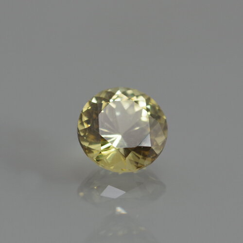 キラキラと輝いています！ 素材 クリソベリル サイズ 1.06ct 縦4.9mmx横4.9mmx高さ3.3mm 特徴 少し緑がかった黄色がきれいです。 強い輝きが特徴のクリソベリルらしく、光が突き抜 ける透明感に小さな面を多く付けたラウンドカット の効果で、ミラーボールのような眩しい強力なテリ で非の打ちどころがありません。 ルーペで見ると、無色の結晶と液体の膜が確認でき ますが、輝きには影響しません。 カットの仕上がりは整っています。 産地 スリランカ 品質 クオリティ ★★★☆☆ 輝き ★★★★☆ カラー ★★★★☆ 品質表示について ご注意 写真は特に表記のもの以外に関しては鑑別用蛍光灯を使って撮影しております。 極力実物に近い画像掲載を努力しておりますが、お客様のPC環境によっては色合いに差があることもございます。 できる限り写真と商品説明で情報提供いたしておりますが、天然の宝石ですので、記載にないインクリュージョン(内包物）小さな傷等の存在やサイズ・重量・色ムラの微妙な誤差がある場合がございます。 複数のサイトでも販売しているため、タイミングによっては ご購入手続きをされても、品切れの場合があります。 何卒ご理解の上ご注文いただきますようお願い申し上げます。