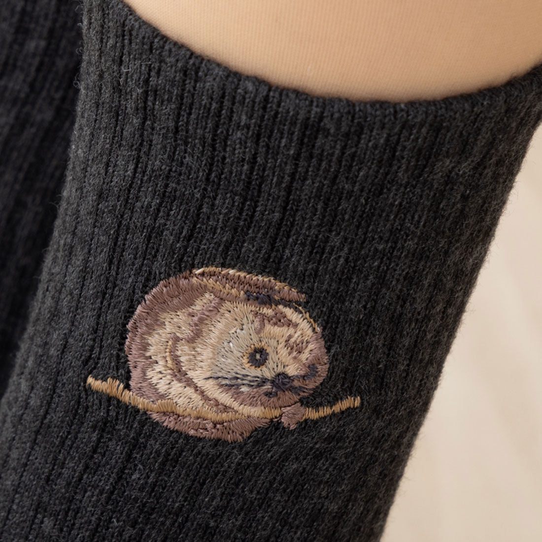 エゾモモンガ刺繍 クルーソックス チャコール ...の紹介画像3