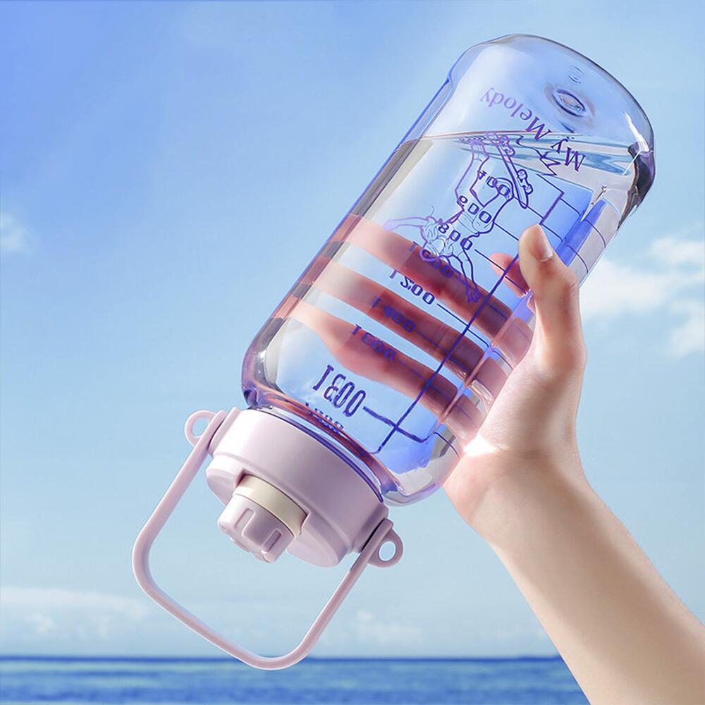 商品盛りだくさん楽天市場店の2000ml 大容量 スポーツボトル 水筒 目盛り付き 茶こし付き アウトドア 直飲み 食品グレードPC プラスチックボトル ウオーターボ｜アングル3
