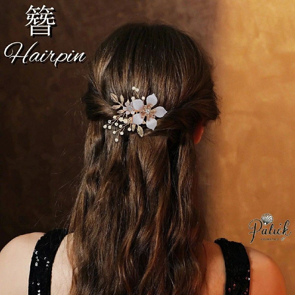 Product Description ★商品特徴★ 美しいパールとフラワーをあしらった素敵な簪（かんざし）です。 パーティーから留袖 黒留袖などの髪飾りに幅広くお使いになれます。 大きなサイズではなく、ちょっと小さめな軽めのものをお探しの方に。 目立ち過ぎず、さりげなく、品を持って装います。 パールを1つ1つ丁寧に嵌め込んだヘアコーム。 ビジューでフラワーをモチーフしたお品です。 とても高級感がありながら、落ち着いた仕上がりなっており、 フォーマルシーンから普段使い迄ご使用になれる一品です。 商品： かんざし サイズ：6.5cmX5cm 重さ：10g 仕入れ先の意向や時期により、若干のデザインが変更される可能性があります。 【注意事項】 ※ラッピングは対応しておりません。 ※予告なく仕様変更になる場合がございます。 ※日本語表記はございません。パッケージ言語は中国語もしくは英語です。 ※写真はイメージです。実際の商品と若干異なる場合がございます。 ※基本は全国一律発送無料と対応させていただきますが、沖縄・北海道・離島地域へお届けの場合は2000円の送料をご請求させていただきます。 ※色味やサイズが異なるなどのクレームはご対応致しかねますので、ご了承ください。 ※商品のサイズは採寸方法によって、若干な誤差が生じる場合はあります。ご了承ください。 ※こちらの対応と商品について何かご不満がありましたら、「悪い評価」を付ける前に一度当方とご連絡ください。出品者の誠意を持って最後まで対応いたします。 ※商品の輸送時間が長いため、発送していた際に外装の破損や輸送の途中に付いた小さなキズによる返品はお受付しかねます。 キーワード 送料無料 ヘアスタイル かんざし 簪 花火大会 プレゼント 髪飾り 日本国内当日発送 成人式 花 フラワー 振袖 袴 七五三 着物 和装小物 卒業式 結婚式 浴衣 髪留め ヘアアクセサリー 花飾り 髪かざり 和柄 古典 夏祭り ★品質保証★ ◎※画像と実物では、ご使用のブラウザ、モニター解像度により多少色具合が異なって見える場合もございますが、予めご了承ください。 ◎※商品のサイズは採寸方法によって、若干な誤差が生じる場合はあります。ご了承ください。 ◎※品名/JANコード等で検索していただきご自身の判断でご購入ください。イメージ違いなどによる返品は一切お受けできません。 ◎※こちらの対応と商品について何かご不満がありましたら、「レビュー」を付ける前に一度ショップとご連絡してお願いいたします、ショップの誠意を持って最後まで対応させていただきます。 ◎※基本的には全国一律送料無料と対応させていただきますが、ご送付先は沖縄・北海道など離島の場合は2500円の送料をご請求させていただきます、ご注文後追加送料があります。 ◎※販売している商品は全て新品未使用です、倉庫から出荷前に商品検査必要ですので、商品箱を開封する場合もございます、予めご了承くださいいませ。 ◎※初期不良の場合は到着後3営業日以内にご連絡ください。 ◎※初期不良の場合は写真やビデオをご提供下さい、確認後無料で新品交換もしくは御返金致しますのでご連絡下さい。 ◎※写真やビデオをご提供出来ない場合は技術者と確認できません、返品返金対応出来ない可能性が御座います、予めご了承くださいいませ。注意事項：モニターの発色により、実物と異なる場合がございます。