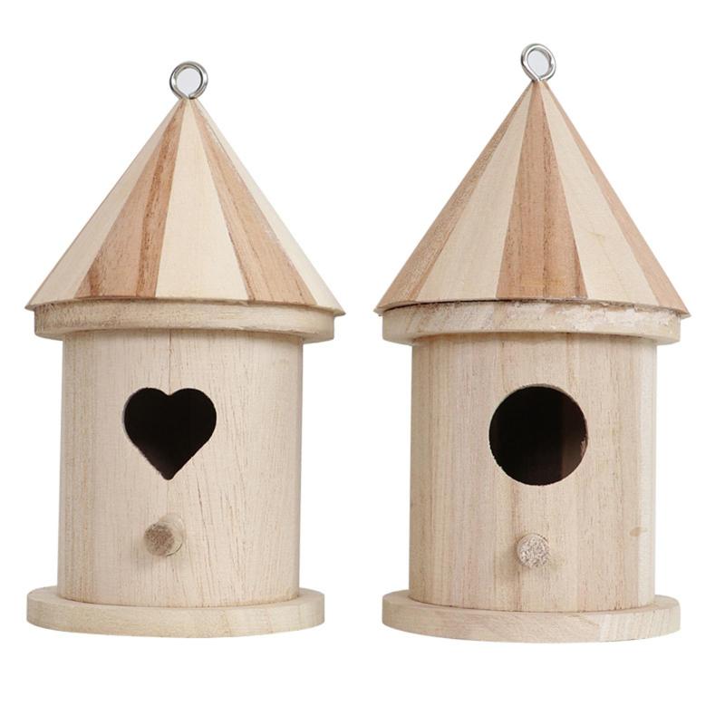説明: 高品質の素材: 無垢材で作られた鳥小屋は、自然な色、クリアな質感、豊かで滑らかなライン、優れた実用性と耐久性を備えています。シンプルさ: 当社のバードハウスは余分な装飾のないシンプルな構造で、小さな木製のバードフィーダーが自然なスタイルを表現しています。また、前面には鳥が立って休める小さな木の山があります。便利: この小さな木製の家は完全に組み立てられています。木に吊るすだけです。バードウォッチングに最適で、掃除も簡単です。小型木製ハウス：ルリツグミ、フィンチ、シジュウカラ、キツツキ、野鳥などの小鳥に適しています。完璧な贈り物: 鳥や自然を愛する人への美しい贈り物。窓やテラスにぴったりです。 仕様: 材質: 木材色: ベージュ サイズチャート: 長さ: 8cm/3.15インチ高さ: 16cm/6.30インチ穴の直径: 2.5cm/0.98インチ パッケージに含まれるもの: バードハウス1個 注意: 1. 手作業による計測のため、若干の誤差が生じる場合があります。 2. モニターの違いにより、写真が商品の実際の色を反映しない場合があります。 ありがとうございます。 3. 素晴らしいオンラインショッピングをお楽しみください!高品質の素材: 無垢材で作られた鳥小屋は、自然な色、クリアな質感、豊かで滑らかなライン、優れた実用性と耐久性を備えています。シンプルさ: 当社のバードハウスは余分な装飾のないシンプルな構造で、小さな木製のバードフィーダーが自然なスタイルを表現しています。また、前面には鳥が立って休める小さな木の山があります。便利: この小さな木製の家は完全に組み立てられています。木に吊るすだけです。バードウォッチングに最適で、掃除も簡単です。小型木製ハウス：ルリツグミ、フィンチ、シジュウカラ、キツツキ、野鳥などの小鳥に適しています。完璧な贈り物: 鳥や自然を愛する人への美しい贈り物。窓やテラスにぴったりです。