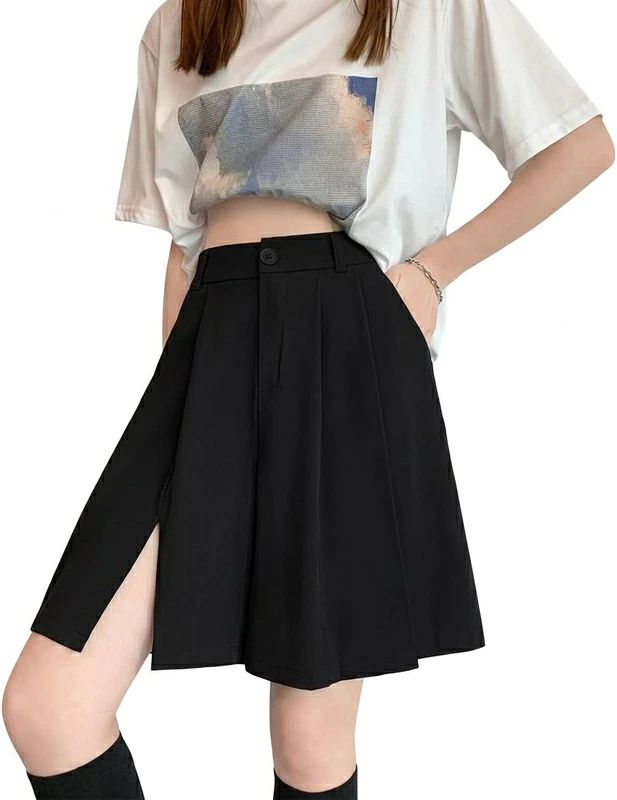 　　　 ◆◇◆売れている秘密◆◇◆ ウエスト:64 ヒップ:100 パンツ丈:35 股下:21.5 / ウエスト:68 ヒップ:102 パンツ丈:36 股下:22 / ウエスト:72 ヒップ:104 パンツ丈:37 股下:22.5 / ウエスト:76 ヒップ:106 パンツ丈:38 股下:23 / ウエスト:80 ヒップ:108 パンツ丈:39 股下:23.5 【洗練されたデザイン】ハイウエスト ショートパンツに施された大胆なサイドスリットが、歩くたびに動きのあるこなれ感を演出します。絶妙なタック使いのワイドシルエットが脚のラインを美しく引き立て、都会的でスタイリッシュな印象を与えるスリット ショートパンツです。 【スタイルアップ効果】腰位置を高く見せるハイウエスト ショートパンツ設計により、脚長効果を存分に発揮します。ゆったり ショートパンツの裾幅が太もも周りをすっきりと見せ、体型カバーを叶えつつ、全体のバランスを整える着痩せ ボトムスとして重宝する一着です。 【快適な穿き心地】通気性に優れた夏 ショートパンツは、暑い季節でも肌に張り付きにくく、さらりと快適な状態をキープします。きれいめ ショートパンツとしてお出かけやオフィスにも、Tシャツと合わせてカジュアル ハーフパンツとしても、日常のあらゆるシーンで活躍します。 【こだわりの質感】シワになりにくいスーツ生地 ショートパンツは、長時間着用しても清潔感のあるシルエットを保ちます。立体的なプリーツ ショートパンツの仕立てにより、型崩れしにくく、お手入れが簡単なのも魅力です。5分丈 ショートパンツならではの安心感のある丈感もポイントです。 　　　◆◇◆注意事項◆◇◆ご覧のモニターの環境、撮影環境により実物と色味が異なって見える場合がございます。湿った状態で他のものと擦り合わせると色が移る恐れがあります。濃色品の洗濯時は、白色、淡色と分けて洗ってください。説明 【商品紹介】 ◆ ウエスト:64 ヒップ:100 パンツ丈:35 股下:21.5 / ウエスト:68 ヒップ:102 パンツ丈:36 股下:22 / ウエスト:72 ヒップ:104 パンツ丈:37 股下:22.5 / ウエスト:76 ヒップ:106 パンツ丈:38 股下:23 / ウエスト:80 ヒップ:108 パンツ丈:39 股下:23.5 ◆【洗練されたデザイン】ハイウエスト ショートパンツに施された大胆なサイドスリットが、歩くたびに動きのあるこなれ感を演出します。絶妙なタック使いのワイドシルエットが脚のラインを美しく引き立て、都会的でスタイリッシュな印象を与えるスリット ショートパンツです。 ◆【スタイルアップ効果】腰位置を高く見せるハイウエスト ショートパンツ設計により、脚長効果を存分に発揮します。ゆったり ショートパンツの裾幅が太もも周りをすっきりと見せ、体型カバーを叶えつつ、全体のバランスを整える着痩せ ボトムスとして重宝する一着です。 ◆【快適な穿き心地】通気性に優れた夏 ショートパンツは、暑い季節でも肌に張り付きにくく、さらりと快適な状態をキープします。きれいめ ショートパンツとしてお出かけやオフィスにも、Tシャツと合わせてカジュアル ハーフパンツとしても、日常のあらゆるシーンで活躍します。 ◆【こだわりの質感】シワになりにくいスーツ生地 ショートパンツは、長時間着用しても清潔感のあるシルエットを保ちます。立体的なプリーツ ショートパンツの仕立てにより、型崩れしにくく、お手入れが簡単なのも魅力です。5分丈 ショートパンツならではの安心感のある丈感もポイントです。 【洗濯の注意事項】 ★洗濯機洗い可/手洗い可