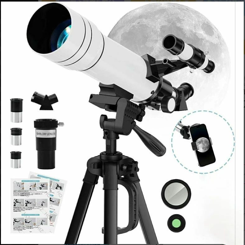 商品情報[直径70mmマルチコート光学対物レンズ、明るくクリアな視界を完璧に提供します] 天体望遠鏡は70mm大口径光学対物レンズを組み込み、光吸収面積を拡大し、複合コーティングにより光透過率を高め、画像をより明るく鮮明にします。（同じ明るさであれば、CT12天体望遠鏡は他の製品に比べ、20%明るくクリアな視界が得られます） [焦点距離400mmと異なるパラメータの接眼レンズを組み合わせることで、自由に異なる倍率を選択できます] CT12天体望遠鏡は、焦点距離400mmで、H20mm/F12mm/H6mmの3種類の接眼レンズと5倍のバーローレンズを組み合わせて、20倍から333倍の倍率を提供します。街の景色や惑星など、より詳細な観察が可能です。 [安定性があり調節可能なアルミ合金三脚が、最も快適な観察角度を提供します] このアルミ三脚は、高さ調節が三段階可能（41cm/81cm/134cm）で、20cmの昇降台も付属しています。子供から大人まで、自分の天体望遠鏡を最適な高さに調整することができます。 [多様な光学アクセサリーで、望遠鏡の観察がより楽しくなる] 月レンズと太陽観測用フィルターフィルムは、それぞれ月と太陽に異なる観測効果をもたらすために使用できます。さらに、スマホホルダーを使えば、いつでもどこでも美しい写真を撮影し、それをソーシャルメディアを通じて家族や友人と共有することができます。 1年間の製品保証，安心してご利用いただけます。商品に問題がある場合は、いつでも販売者にご連絡ください。商品仕様カラー ブラック シリーズ名 TW00 ブランド名 bossdun メーカー型番 TW0018安心保証1年