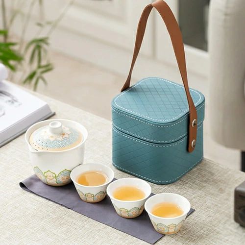 　　　 -------商品詳細------- 「中国茶器セットの内容」：4 点セット：ポット*1、小杯*3、収納バッグ； 5点セット：ポット*1、小杯*3、茶ボトル*1、収納バッグ 6 点セット:ポット*1、小杯*4、茶ボトル*1、収納バッグ 「高品質素材」：この茶器セットは、中国の千年紀の陶器の首都である徳化県で生産されています。 高品質の原材料を厳選し、優れた品質を生み出します。 釉薬は滑らかで上品、素朴で上品、非常にエレガントです。 「持ち運びが簡単」：ティーセットはユニークなデザインを採用しており、小型で軽量で、いつでも簡単に収納バッグに入れて取り出すことができます。そのため、自宅だけでなく、仕事やアウトドアキャンプ、旅行など様々なシーンでも活躍します。お茶を愛する人にとっては、いつでもお茶を楽しむことができ、生活の静かなひとときを満喫できる最高の体験です。 「使いやすく洗いやすい」：急須はV字型の注ぎ口で、簡単にお茶を淹れることができます。耐高温の素材で作られており、壊れにくいです。また、茶器は使いやすく、洗浄も簡単で、初心者にも優しいです。中国茶道を学ぶための理想的な入門茶器で、実用価値が非常に高いです。 「理想的な贈り物」：この中国茶器セットは、その精巧な作りと高い実用性から、父の日、母の日、クリスマス、ハロウィン、成人の日、家族の集まりなど、さまざまな祝日に友人、家族、上司、そして中国茶道文化に興味を持つ愛好者への贈り物として最適です。説明 商品の説明 茶器セットの主な内容： 4 点セット：ポット*1、小杯*3、収納バッグ 5点セット：ポット*1、小杯*3、茶ボトル*1、収納バッグ 6 点セット:ポット*1、小杯*4、茶ボトル*1、収納バッグ 茶器の材質：陶磁器 スタイル：中国茶器、台湾茶器 茶器の主な特徴： 適用性の広さ：ポットは紅茶、緑茶、烏龍茶、フルーツティーなど、さまざまな種類のお茶を淹れることができ、あなたの好みに応えます。高品質素材： 高品質の原材料を厳選し、優れた品質を生み出します。 釉薬は滑らかで上品、素朴で上品、非常にエレガントです。持ち運びが簡単：ティーセットはユニークなデザインを採用しており、小型で軽量で、いつでも簡単に収納バッグに入れて取り出すことができます。そのため、自宅だけでなく、仕事やアウトドアキャンプ、旅行など様々なシーンでも活躍します。お茶を愛する人にとっては、いつでもお茶を楽しむことができ、生活の静かなひとときを満喫できる最高の体験です。使いやすく洗いやすい：急須はV字型の注ぎ口で、簡単にお茶を淹れることができます。耐高温の素材で作られており、壊れにくいです。また、茶器は使いやすく、洗浄も簡単で、初心者にも優しいです。中国茶道を学ぶための理想的な入門茶器で、実用価値が非常に高いです。理想的な贈り物：この中国茶器セットは、その精巧な作りと高い実用性から、父の日、母の日、クリスマス、ハロウィン、成人の日、家族の集まりなど、さまざまな祝日に友人、家族、上司、そして中国茶道文化に興味を持つ愛好者への贈り物として最適です。 ご注意： 1. 手作業での測定のため、1?2cmの測定誤差が生じる可能性があります。 2. 商品の実物の色をできる限り再現するよう努めていますが、異なるディスプレイによって商品色が異なる場合があるため、色差が生じる可能性があります。 ブランド紹介Conutooは高品質な製品にこだわったブランドです。 家庭用日用品、ホビー、伝統工芸、アウトドア、ペットなどのカテゴリーを網羅し、ユーザーの皆様に最高の生活体験を提供し、人生の小さな幸せを高めていただけるよう、高品質な製品づくりに取り組んでいます。 初心者向け中国茶セット 初心者向け中国茶セット 初心者向け中国茶セット