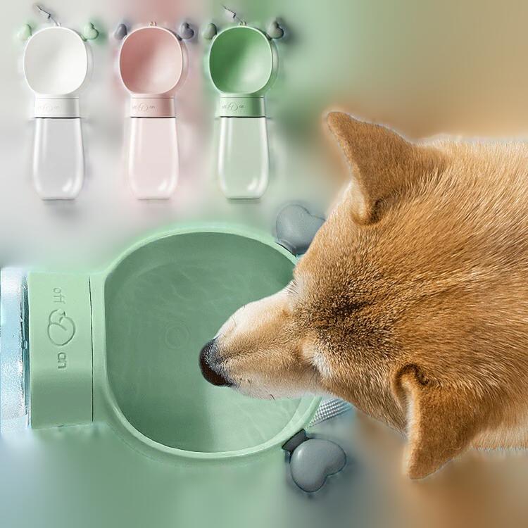 uofeshop 大型犬　中型犬　ペットウォーターボトル 犬グッズ ペット用品 ペット 水 水飲み ボトル 犬 ペットボトル ペット給水器 犬 グッズ 散歩 外出 ドライブ 旅行 漏れ防止 ワンタッチ 給水600ml 携帯用の犬用ウォーターボトルは高品質の食品グレードの素材で作られています。 食品レベルのペットウォーターボトルなので、ご安心で使用できます。 2 商品情報【材質】水槽は食品認証のABSで作って、安全無毒な給水器だ。ABSは分解しやすくて、環境にやさしい。コップボディは透明PCで作って、 丈夫で、割りにくい。【簡単に水補給】水を満たして、超簡単で、持ち運びに。 耐久性と拡張性：取り外し可能なトップは洗って、ウォーターボトルに簡単に取り付けることができます。【水漏れ防止】ペットに給水した後、ボタンを押し続けて残りの水をボトルに返す。次へ、ロックボタンを左にして、給水口はしっかりロックでき、水が漏れることを心配しない。uofeshop 大型犬　中型犬　ペットウォーターボトル 犬グッズ ペット用品 ペット 水 水飲み ボトル 犬 ペットボトル ペット給水器 犬 グッズ 散歩 外出 ドライブ 旅行 漏れ防止 ワンタッチ 給水600ml 携帯用の犬用ウォーターボトルは高品質の食品グレードの素材で作られています。 食品レベルのペットウォーターボトルなので、ご安心で使用できます。 2 商品情報【材質】水槽は食品認証のABSで作って、安全無毒な給水器だ。ABSは分解しやすくて、環境にやさしい。コップボディは透明PCで作って、 丈夫で、割りにくい。【簡単に水補給】水を満たして、超簡単で、持ち運びに。 耐久性と拡張性：取り外し可能なトップは洗って、ウォーターボトルに簡単に取り付けることができます。【水漏れ防止】ペットに給水した後、ボタンを押し続けて残りの水をボトルに返す。次へ、ロックボタンを左にして、給水口はしっかりロックでき、水が漏れることを心配しない。
