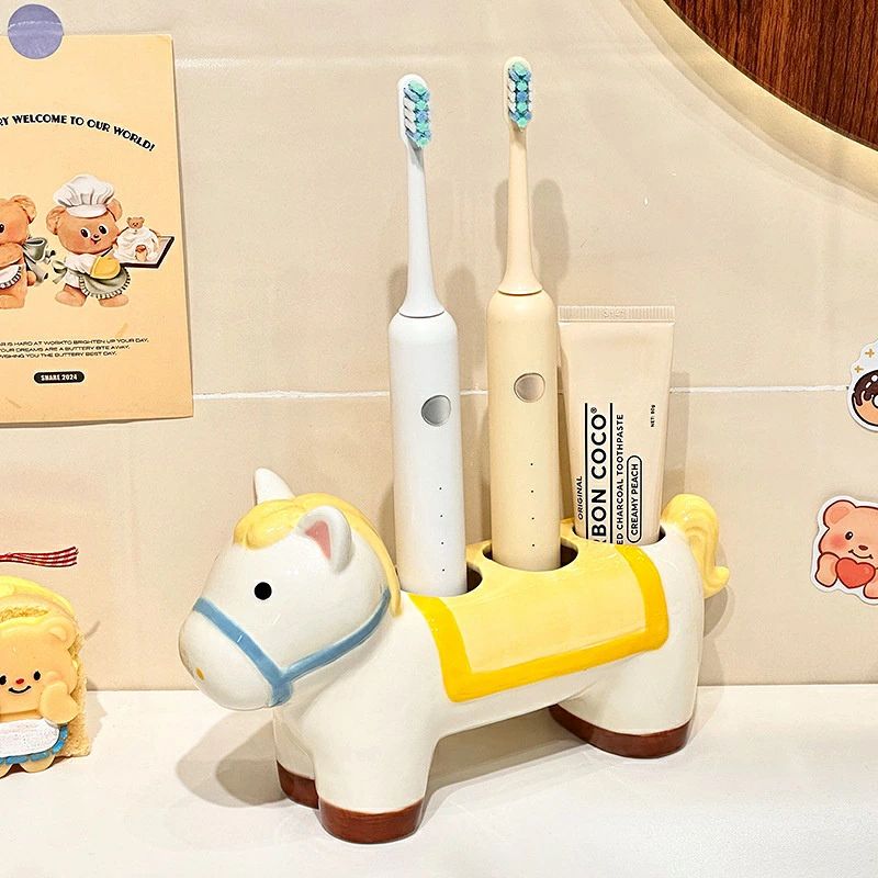 置くだけで洗面所がパッと可愛くなる、陶器製の歯ブラシスタンドです♪ポイント1：余裕のある収納サイズ穴のサイズが約2〜3cmと大きめなので、歯ブラシはもちろん、電動歯ブラシや歯磨き粉、メイク用品などもすっきり収納できます。ポイント2：衛生的で倒れにくい！高品質な陶器素材で、なめらかな質感。汚れてもサッと水洗いできて、いつでも清潔。適度な重みで安定感があり、出し入れもスムーズです。ポイント3：インテリアに映える可愛いデザイン立体的なメリーゴーランドデザインが、毎日の歯磨きタイムに楽しさをプラスします。【仕様】・サイズ：約24cm × 7.5cm × 13cm（穴の直径：約2〜3cm）・素材：陶器※商品画像はイメージです。また、お使いのモニター環境や撮影条件により実際の色味と異なって見える場合がございます。※説明書は外国語となります。※配送または仕入状況により商品の箱に凹み、スレ等がある場合がございます。パッケージ不良による交換返品は対応出来かねますので、ご了承をお願いします。
