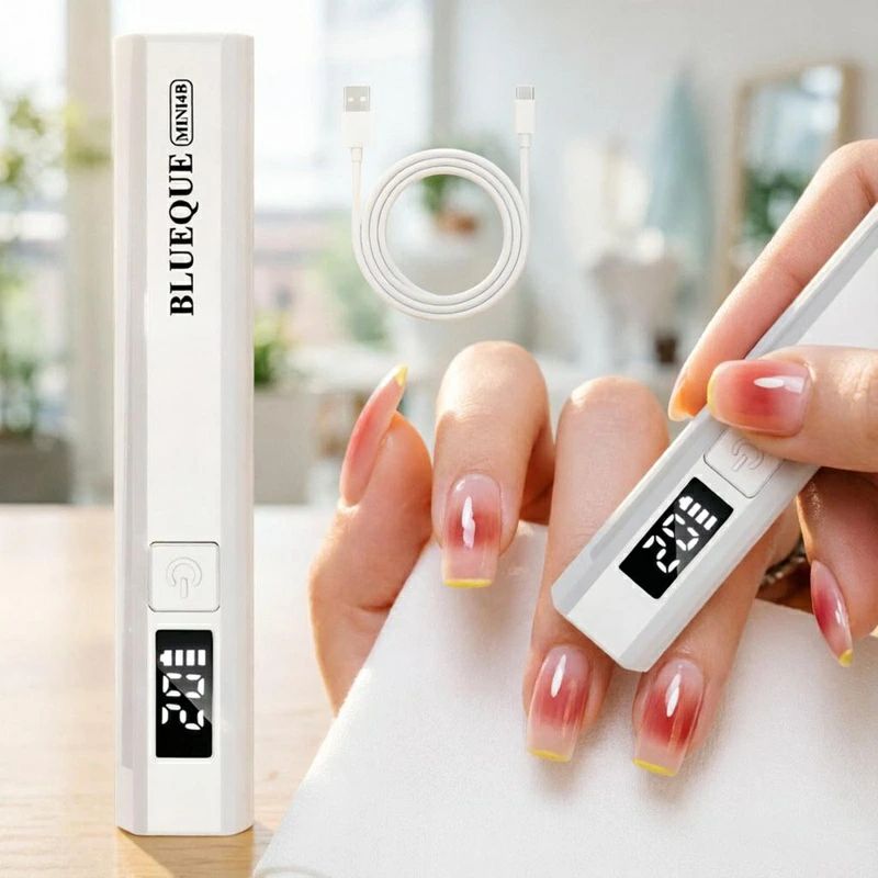 ☆【USB充電式・長時間使用】USB充電式で、フル充電なら約50回以上使用可能。充電器やパソコン、モバイルバッテリーなど様々なUSBポートに対応します。☆【UV・LEDダブル波長対応】365nm＋405nmのW波長LED搭載で、レジン用・ジェルネイル用どちらにも対応。ベース・トップ・カラージェルなど幅広いジェルをしっかり硬化できます。☆【2段階タイマー搭載】30秒／60秒の2段階タイマー機能付き。ボタン操作も簡単で、初心者の方でも自宅で手軽にセルフネイルが楽しめます。☆【目にやさしいLED設計】高硬度透明カバーを採用し、3W出力でしっかり硬化。やさしい光で安心して使用できます。☆【軽量コンパクト設計】ペン型のミニサイズで軽量設計。持ち運びやすく、旅行や外出先でも便利。時短で美しいネイルが仕上がります。※説明書は外国語となります。※配送または仕入状況により商品の箱に凹み、スレ等がある場合がございます。パッケージ不良による交換返品は対応出来かねますので、ご了承をお願いします。
