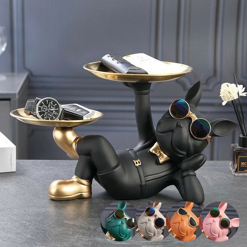 キーケースやお菓子入れとして使える！ サングラスをかけたフレンチブルドッグ型の大きな小物置きです。 【材質】 樹脂 【サイズ】 約33×20×19.5cm ※説明書は外国語となります。 ※配送または仕入状況により商品の箱に凹み、スレ等がある場合がございます。パッケージ不良による交換返品は対応出来かねますので、ご了承をお願いします。