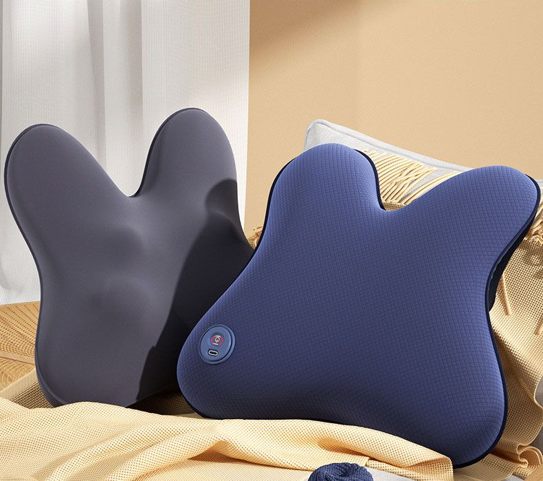 商品説明 商品情報 【ひっくり返して、もみ位置チェンジ】 上下を使い分けすることで「もみ位置」が変わり、肩、背中と腰のコリを的確にほぐします。クッションを180度に回転させると、筋肉にかとなる刺激を味わい、意外な気持ちよさが発見できます。クッション部分は肌触りよい生地が採用され、通気性が優れ、見た目もよいです 【ヒーター内蔵でじんわり暖かい】 人の手の温もりをイメージしたヒーター内蔵しています。4つのもみ玉が約40℃に加温し、ポカポカ温めながら、疲れた筋肉をにリラックスさせます。寒い日にも楽々にします 【全身マッサージ＆指圧マッサージを実現】 もみ玉が1分ごとに正転と逆転を繰り返し、マッサージ師の手技を真似してあたたかく、気持ちよいもみマッサージをやってくれます。コンパクトで軽量だから、持ち運びに便利で、お部屋の好きな場所でお使い頂けます 【人に優しい機能＆プレゼント最適】 1つボタンでお年寄りでも簡単に使えるマッサージクッションです 保証期間 120日間保証 ご使用中においてのお客様の過失による故障、破損、改造等はサポート保証の対象外となります。 注意事項 ●運送事故により箱が潰れる可能性がございます。 ●モニターの違いにより、実際の商品の色が画像と異なる場合があります。