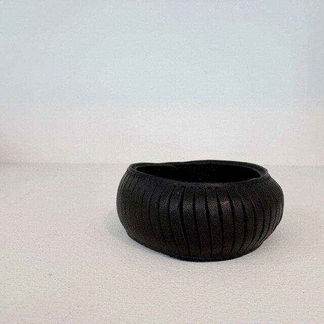 Rakuten - trippen【トリッペン】BANGLE【レディース】【ユニセックス】【送料無料】【革ブレスレット】【レザーバングル】