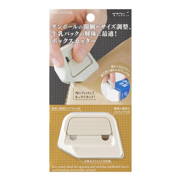 商品仕様ダンボールや牛乳パックのカットが簡単に！●ダンボールの開梱やリサイズ、牛乳パックの解体などのカット作業を安全に、そしてスマートにサポート。●材質：本体／PC＋グラスファイバー＋POM製　刃／セラミック製●原産国：中国JANコード49028053560774902805356077　ls@AK-00973611