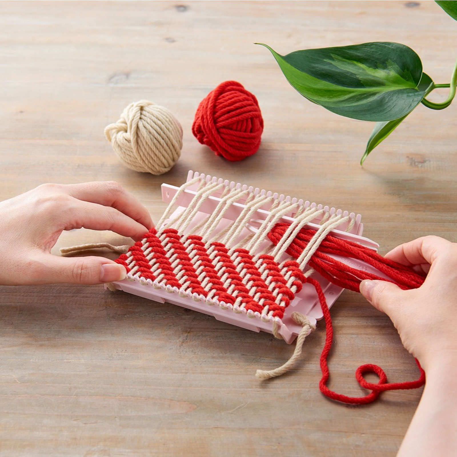刺繍キット 初心者 動物 エンブロイダリープロジェクトセット 図案 刺しゅう枠 刺しゅう針 エンブロイダリースレダー clover クロバー商品番号:CLV-2175刺しゅうに必要な道具とその道具を収納できるボックス、さらにボックスがすっぽり入るプロジェクトバッグがセットになっています。かわいい図案が6つ付いているので、プロジェクトバッグの刺しゅうして楽しむこともできます。クロバー カード型ビーズ織り機 手芸 ビーズ アクセサリー材料 ホビー 趣味 クラフト 手芸商品番号:CLV-2016小さなモチーフ作りに！手軽に楽しめ、持ち運びもしやすい手のひらサイズのビーズ織り機。シャトル[小]2本入 手織り機「咲きおり」用オプション部品 57959 クロバー 手芸用品 編み機 手織り機 咲きおり 織り機 シャトル 裁縫 クローバー 趣味 ホビー 手作り商品番号:CLV-1031よこ糸を巻きつけて使います。クロバー手織り機「咲きおり」用オプション部品。織り地の幅に合わせて使い分けます。カード型ビーズ織り機 レシピ本セット カード型ビーズ織り機で作る小さなモチーフたち 手作り 手芸 ハンドメイド アクセサリー クロバー clover商品番号:CLV-2061小さなモチーフ作りに!手軽に楽しめ、持ち運びもしやすい手のひらサイズのビーズ織り機。タッセルメーカー [ラージ] 58782 クロバー Clover 手芸 裁縫 タッセル クロバー商品番号:CLV-1175お好みの糸で簡単にタッセルが作れます。6・7・8・9・10cmのタッセルが作れます。4901316748777　ls@CLV-2174 クロバー,ミニ織り,スターターセット,模様編み,手芸,クラフト,Clover,クローバー,織り機,ハンドメイドクロバー ミニ織り スターターセット｜模様編み 手芸 クラフト74877別売りのミニ織りを使って、模様編みが楽しめるセット。付いている糸で2枚ていどの模様編みのモチーフが作れます。別売りのミニ織りを使って、模様編みが楽しめるセット。付いている糸で2枚ていどの模様編みのモチーフが作れます。やさしい教本「はじめての模様織り」が付いています。14種類の織り図と詳しい織り方が掲載されています。※作品デザイン/監修:箕輪 直子【用意するもの】クロバーミニ織り(品番57968)はさみ定規布用接着剤とじ針&nbsp;問い合わせ品番：74877クロバー ミニ織り スターターセット｜模様編み 手芸 クラフトスペック素材シャトル・織り針/ABS樹脂糸/アクリル100%小冊子/紙セット内容シャトル/1本織り針/1本糸/2色各1玉(1玉あたり約25g)小冊子(A5 24ページ)/1冊生産国日本※ミニ織りは付いていません。別途お買い求めください。 クロバー(Clover) ※仕様及び外観は改善のため、予告なく変更することがあります。●敬老の日●母の日●クリスマス【●こども館】