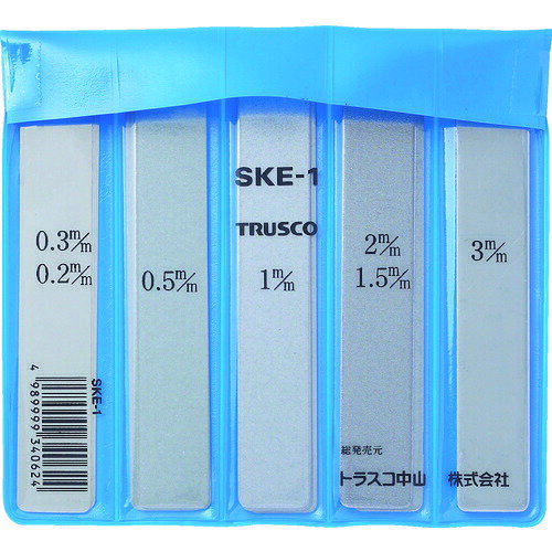 4989999340624｜1090704 [SKE1] 1S販売 商品画像については実際の製品と異なる場合がございます。あくまでも商品のスペックをご確認の上ご注文をお願いいたします。※この商品は受注発注の商品です。その為メーカーに在庫がない場合がございます。その場合は大変申し訳ございませんがキャンセルとさせて頂きます。予めご了承下さい。1090704特長各種バイト、治具その他の下に敷き旋盤、シカル盤、ミーリング、セーパープレス、ボール盤すべての芯出しに使用でき、大変便利です。厚さ調整にもご利用できます。用途芯出し作業に。仕様幅(mm)：20長さ(mm)：120セット内容厚さ(mm)×枚数：0.2×2、0.3×3、0.5×4、1.0×3、1.5×1、2.0×1、3.0×1質量250.000G原産国日本JANコード4989999340624「ルーペスタジオ」では、拡大鏡(虫眼鏡/ルーペ)、双眼鏡、単眼鏡、望遠鏡などのレンズ製品を主に取り扱っております。工具製品は常には在庫しておらずお取りよせとなります。ご了承下さい。レベル調整治具 芯出しプレートTRUSCO 関連商品へ