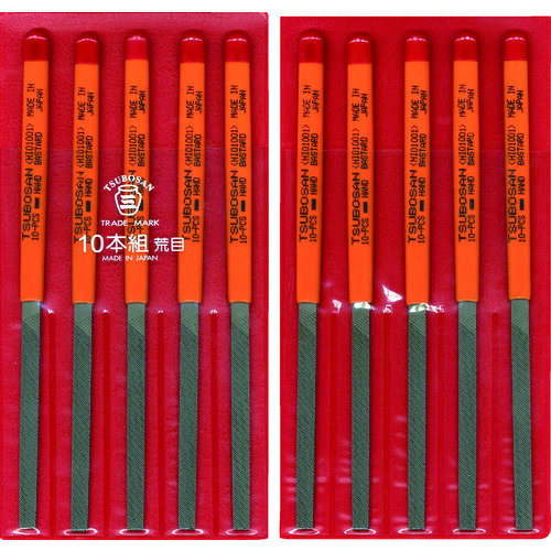 4518007410051｜493-0479 [HI01001] 1S販売 こちらの商品はメール便対応商品です。メール便対応数：35（※1回のご注文で対応数の合計が101以上だとメール便は対応できませんので予めご了承下さい。) システム上、送料無料と表記されていても、沖縄県・離島宛、大型商品は追加料金をいただく場合があります。別途費用が発生する場合、システムの都合上ご購入時の自動配信メールには追加料金が含まれておりません。当店でご注文内容を確認し、別途メールにてご請求金額を連絡致します。商品画像については実際の製品と異なる場合がございます。あくまでも商品のスペックをご確認の上ご注文をお願いいたします。※この商品は受注発注の商品です。その為メーカーに在庫がない場合がございます。その場合は大変申し訳ございませんがキャンセルとさせて頂きます。予めご了承下さい。493-0479特長目立てが鋭く、耐久性に優れています。側面(片側のみ)も刃が刻まれています。粗さ別のエンドキャップが付いているため、グリップを見れば粗さがすぐに分かります。用途鉄をはじめ、あらゆる金属の加工に。仕様仕上げ：10本組荒目全長(mm)：185刃長(mm)：85刃幅(mm)：7刃厚(mm)：2.5形状：平仕様2形状 平： 幅×厚(mm)：7×2.5粒度：01(荒目)、02(中目)、03(細目)、04(油目)材質_仕上合金工具鋼(SKS-8)質量275.000G注意組ヤスリの5本組〜12本組は全長を表します。5本組=215mm　8本組=200mm　10本組=185mm　12本組=170mm目詰まりした場合はブラシ等で取り除いてお使いください。原産国日本JANコード4518007410051「ルーペスタジオ」では、拡大鏡(虫眼鏡/ルーペ)、双眼鏡、単眼鏡、望遠鏡などのレンズ製品を主に取り扱っております。工具製品は常には在庫しておらずお取りよせとなります。ご了承下さい。ヤスリ 組ヤスリツボサン 組ヤスリ 10本組 関連商品へ