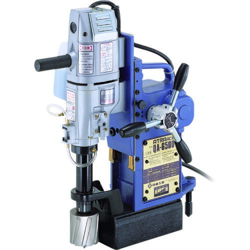 4992338536466｜117-6111 [QA6500] 1台販売商品画像については実際の製品と異なる場合がございます。あくまでも商品のスペックをご確認の上ご注文をお願いいたします。※この商品は受注発注の商品です。その為メーカーに在庫がない場合がございます。その場合は大変申し訳ございませんがキャンセルとさせて頂きます。予めご了承下さい。117-6111特長ドリルの送りは自動、刃物はジェットブローチ・ハイブローチ装着可能です。ワンタッチ刃物交換式です。トータル穴あけ時間を30%短縮（当社比）したクイックリターン機能です。加速度センサーによる横ズレ検知緊急自動停止装置を採用しています。送り制御のマイコン化によってより安定した穴あけ加工を実現しました。オイルタンクはカートリッジ式です。仕様穴あけ最大能力(mm)：65穴あけ能力(mm)：17.5〜65最大板厚(mm)：50ストローク(mm)：88電源(V)：単相200電源コード長さ(m)：5マグネット寸法(mm)：100×200無負荷回転数(min［［の−1乗］］)：400/750最大磁力(N)：9800消費電力(W)：1010定格電流(A)：5.2全長(mm)：454.5高さ(mm)：535ツイストドリルの最大径(mm)仕様2電源コード長さ：5mジェットブローチ付です。質量26.000KGセット内容_付属品ジェットブローチパイロットピン六角棒スパナスパナ切削油チェーン工具箱原産国日本JANコード4992338536466「ルーペスタジオ」では、拡大鏡(虫眼鏡/ルーペ)、双眼鏡、単眼鏡、望遠鏡などのレンズ製品を主に取り扱っております。工具製品は常には在庫しておらずお取りよせとなります。ご了承下さい。磁気ボール盤 磁気ボール盤日東 アトラエース 関連商品へ