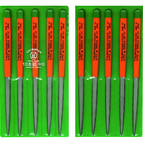 4518007410266｜852-8761 [SI01002] 1販売 こちらの商品はメール便対応商品です。メール便対応数：20（※1回のご注文で対応数の合計が101以上だとメール便は対応できませんので予めご了承下さい。) 商品画像については実際の製品と異なる場合がございます。あくまでも商品のスペックをご確認の上ご注文をお願いいたします。※この商品は受注発注の商品です。その為メーカーに在庫がない場合がございます。その場合は大変申し訳ございませんがキャンセルとさせて頂きます。予めご了承下さい。852-8761特長目立てが鋭く、耐久性に優れています。台形面の横2面と下底の合計3面に刃が刻まれています。用途鉄をはじめ、あらゆる金属の加工に。仕様仕上げ：10本組中目全長(mm)：185刃長(mm)：85刃幅(mm)：7.3刃厚(mm)：2.5形状：シノギ (鎬)粒度：02(中目)　1cm当たり23cutの目が刻まれています。材質_仕上炭素工具鋼(SK-2)質量260.000G注意目詰まりした場合はブラシ等で取り除いてお使いください。原産国日本JANコード4518007410266「ルーペスタジオ」では、拡大鏡(虫眼鏡/ルーペ)、双眼鏡、単眼鏡、望遠鏡などのレンズ製品を主に取り扱っております。工具製品は常には在庫しておらずお取りよせとなります。ご了承下さい。ヤスリ 組ヤスリツボサン 組ヤスリ 10本組 関連商品へ