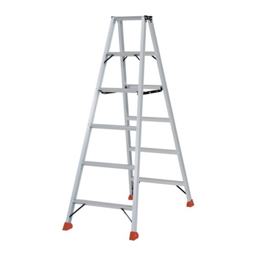 4550414310944｜657-7469 [TSK180 ] 1販売 商品画像については実際の製品と異なる場合がございます。あくまでも商品のスペックをご確認の上ご注文をお願いいたします。※この商品は受注発注の商品です。その為メーカーに在庫がない場合がございます。その場合は大変申し訳ございませんがキャンセルとさせて頂きます。予めご了承下さい。657-7469特長最大使用荷重130kg、丈夫な商品です。滑り止めキャップに燃焼時に有害ガスを発生しない脱塩ビ・エラストマーを採用しています。内側のバーを持ち上げるだけで折りたためます。（TSK090〜300まで）軽く、持ち運びに便利です。仕様最大使用質量(kg)：130天板高さ(m)：1.68収納時全長(m)：1.79天板寸法(mm)：300×152踏ざん踏面幅(mm)：55Aマーク：認定品ステップ数(天板除く)：5仕様2支柱幅(mm)：48.6ステップ数(天板除く)：5材質_仕上アルミ合金質量6.100KG原産国中国JANコード4550414310944「ルーペスタジオ」では、拡大鏡(虫眼鏡/ルーペ)、双眼鏡、単眼鏡、望遠鏡などのレンズ製品を主に取り扱っております。工具製品は常には在庫しておらずお取りよせとなります。ご了承下さい。脚立 専用脚立TRUSCO 軽量専用脚立 関連商品へ